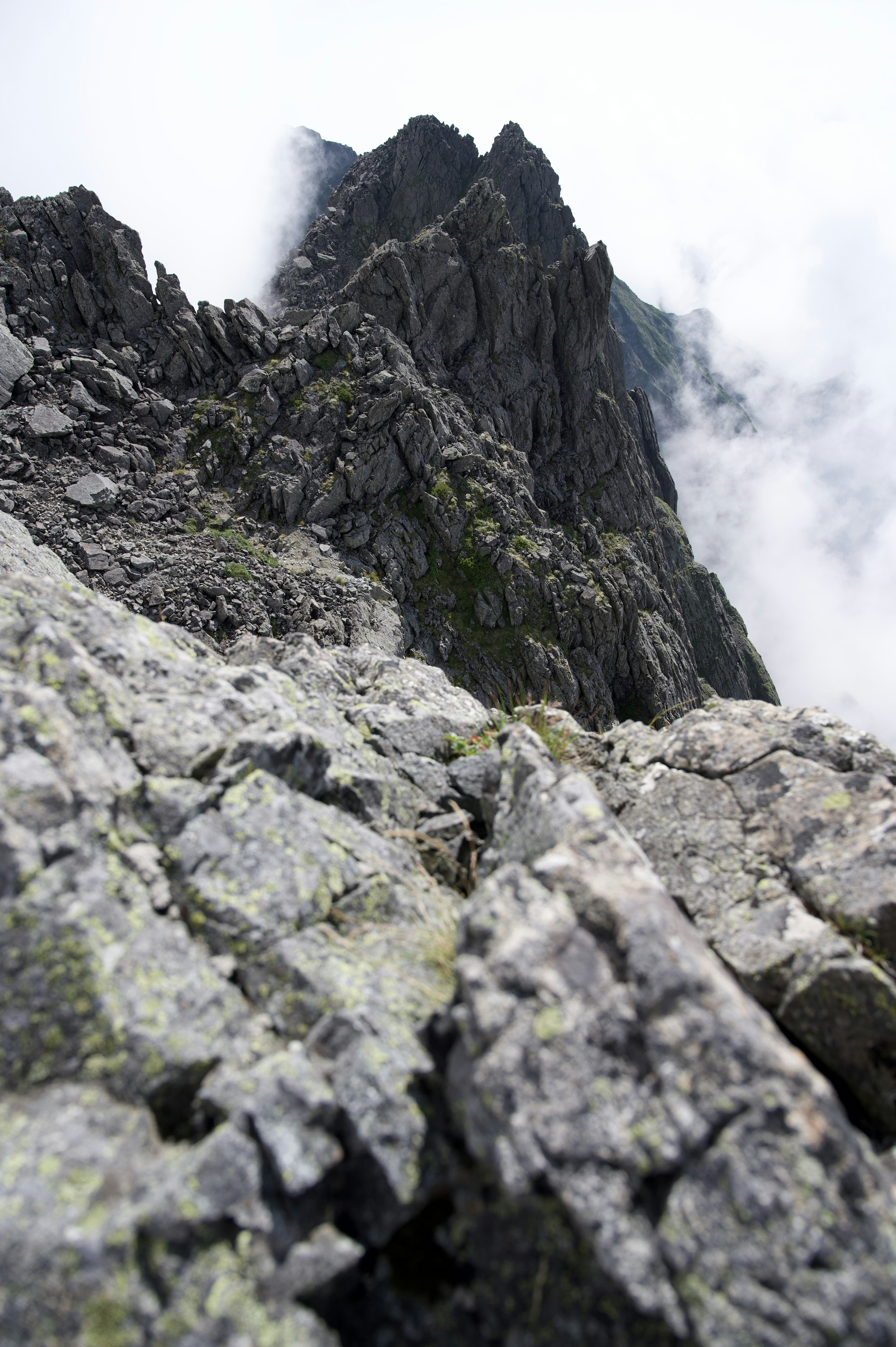 superficie rocosa de montaña con nubes de fondo