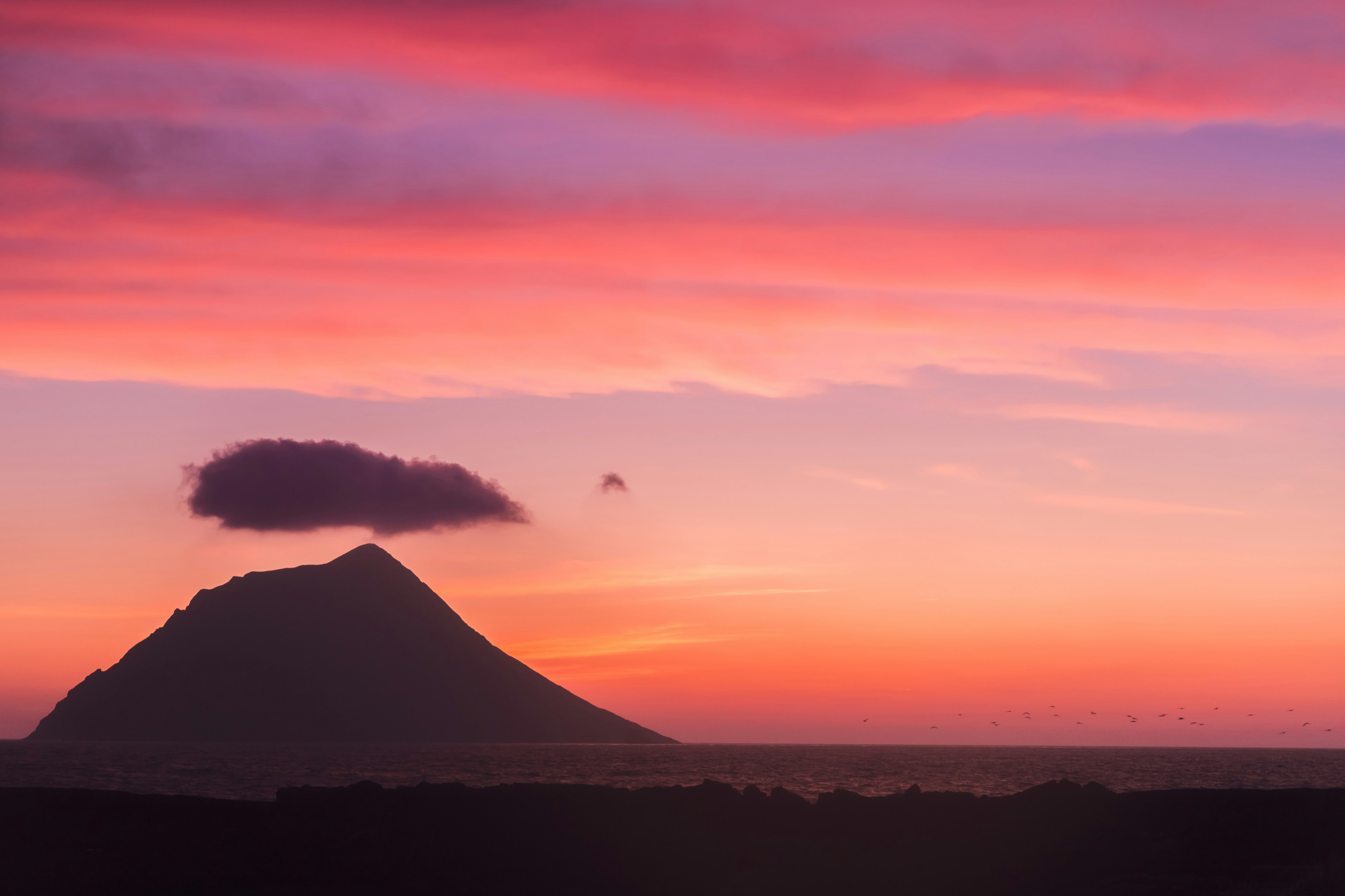 Siluet gunung melawan langit senja yang cerah