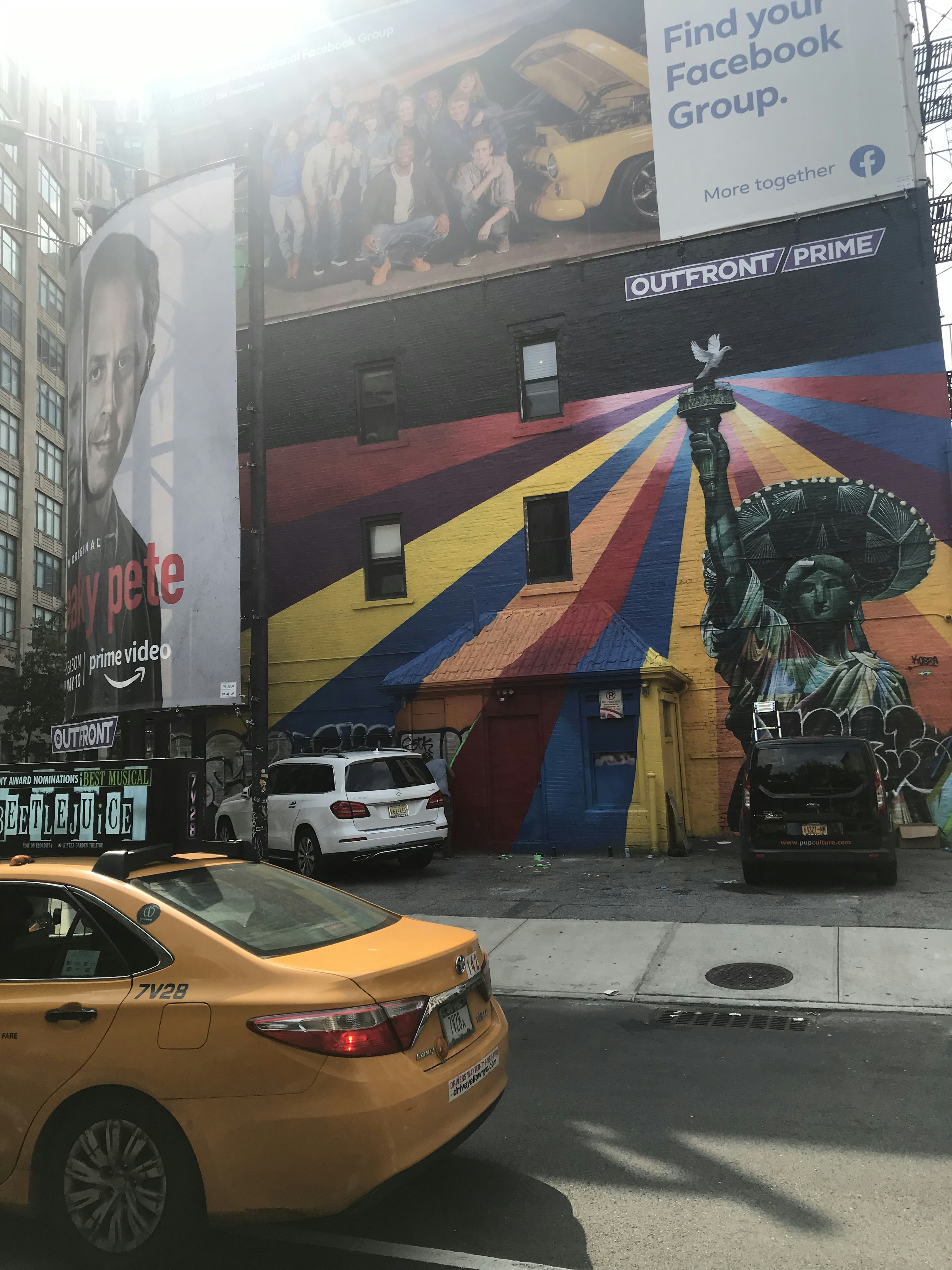 Buntes Wandgemälde der Freiheitsstatue an einem Gebäude in New York