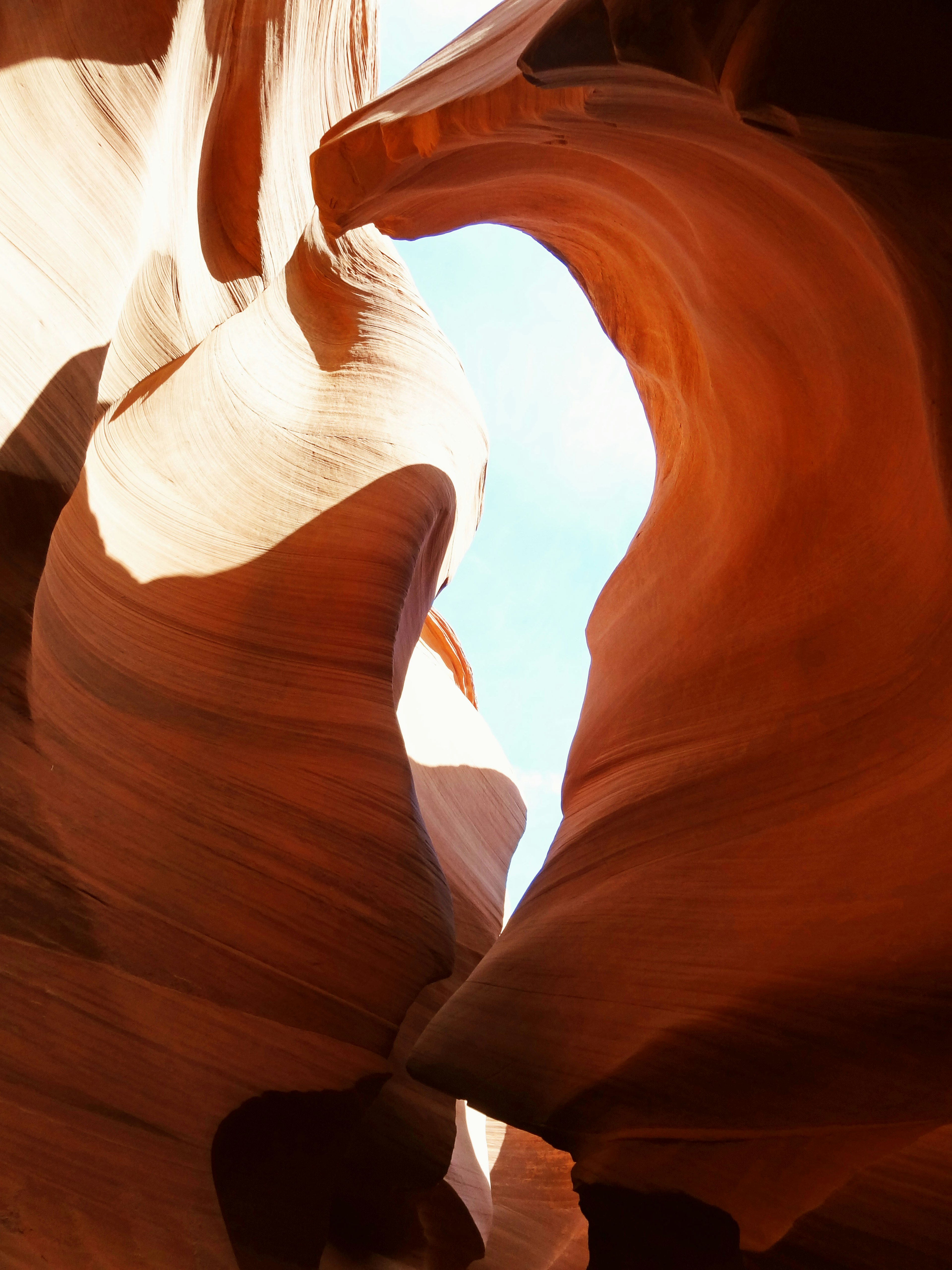 Pemandangan interior Canyon Antelope menampilkan formasi batu merah yang menakjubkan dan lekukan