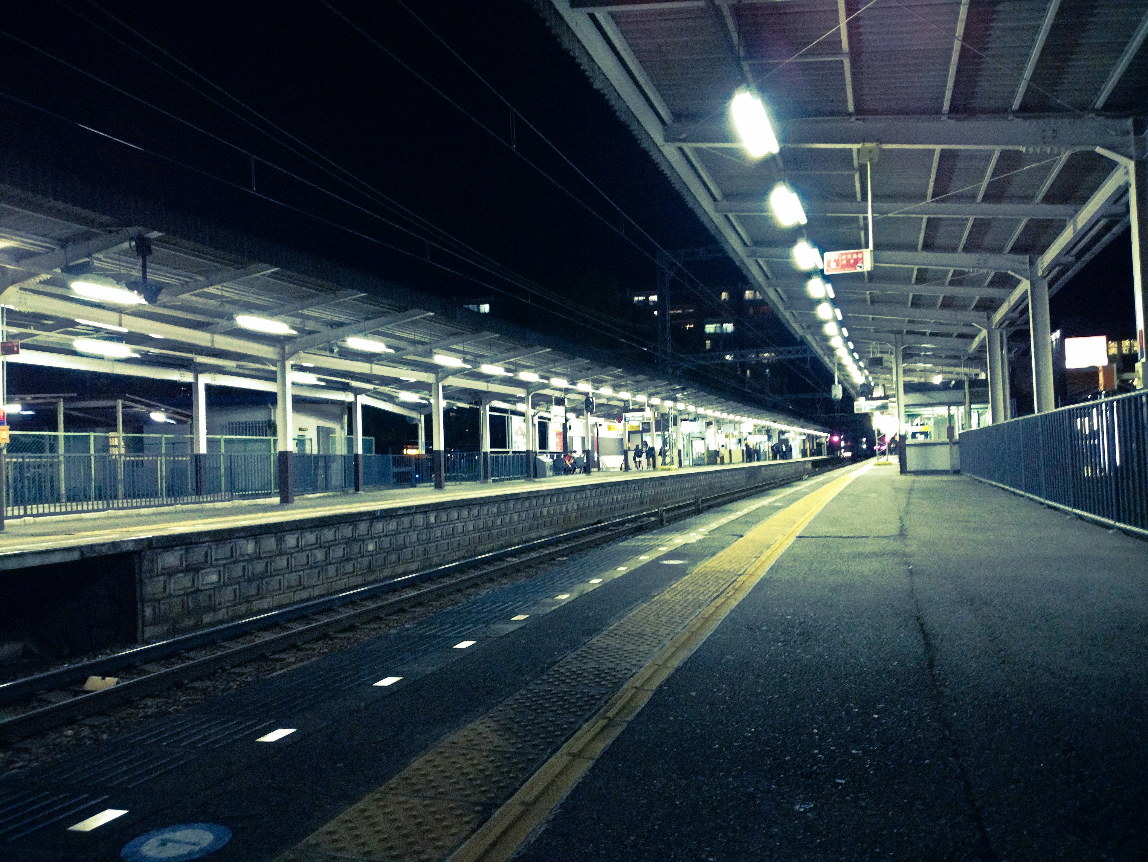 Pemandangan tenang malam di platform stasiun kereta