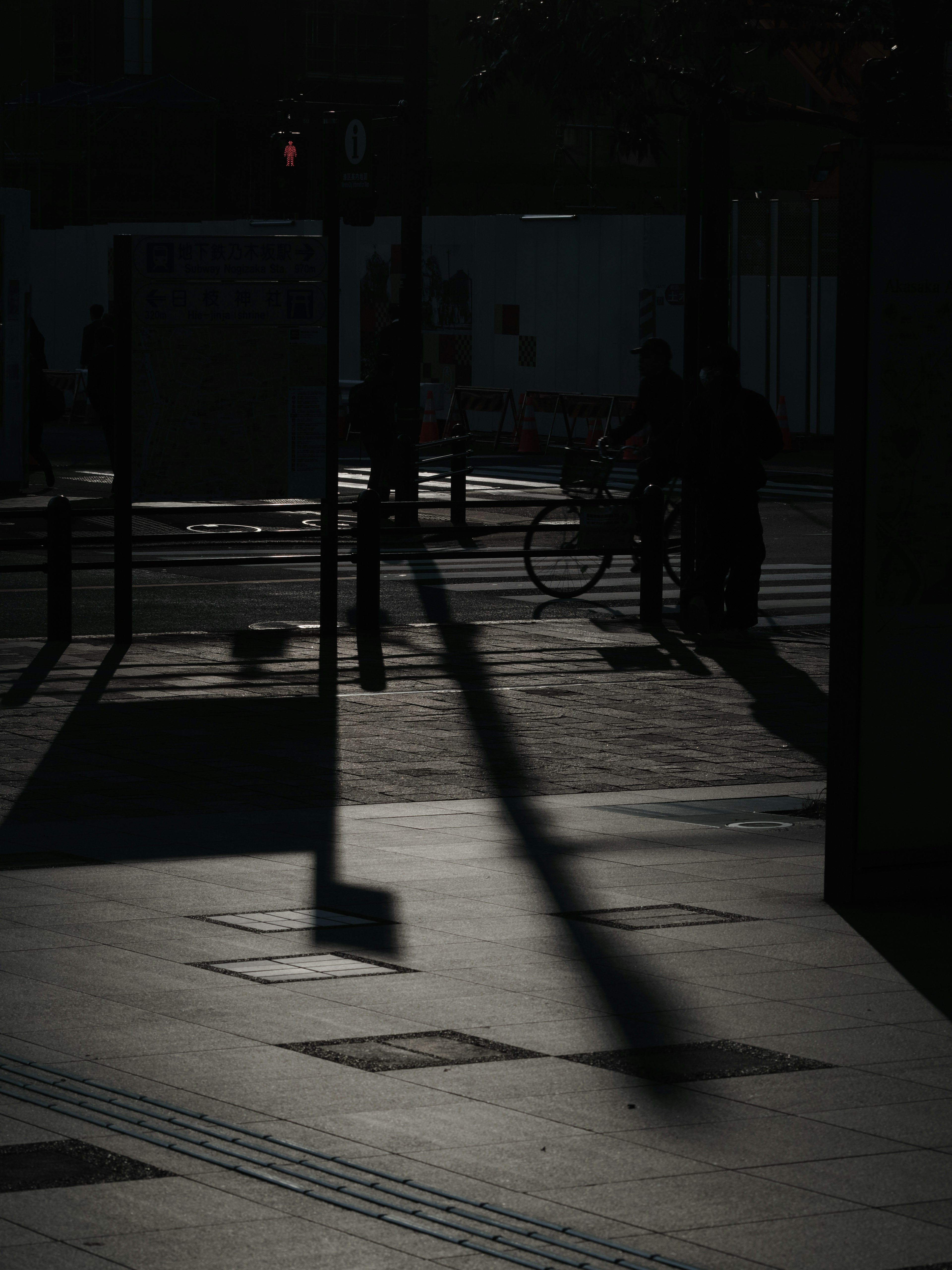 Scène urbaine avec des ombres silhouette d'une personne avec un vélo