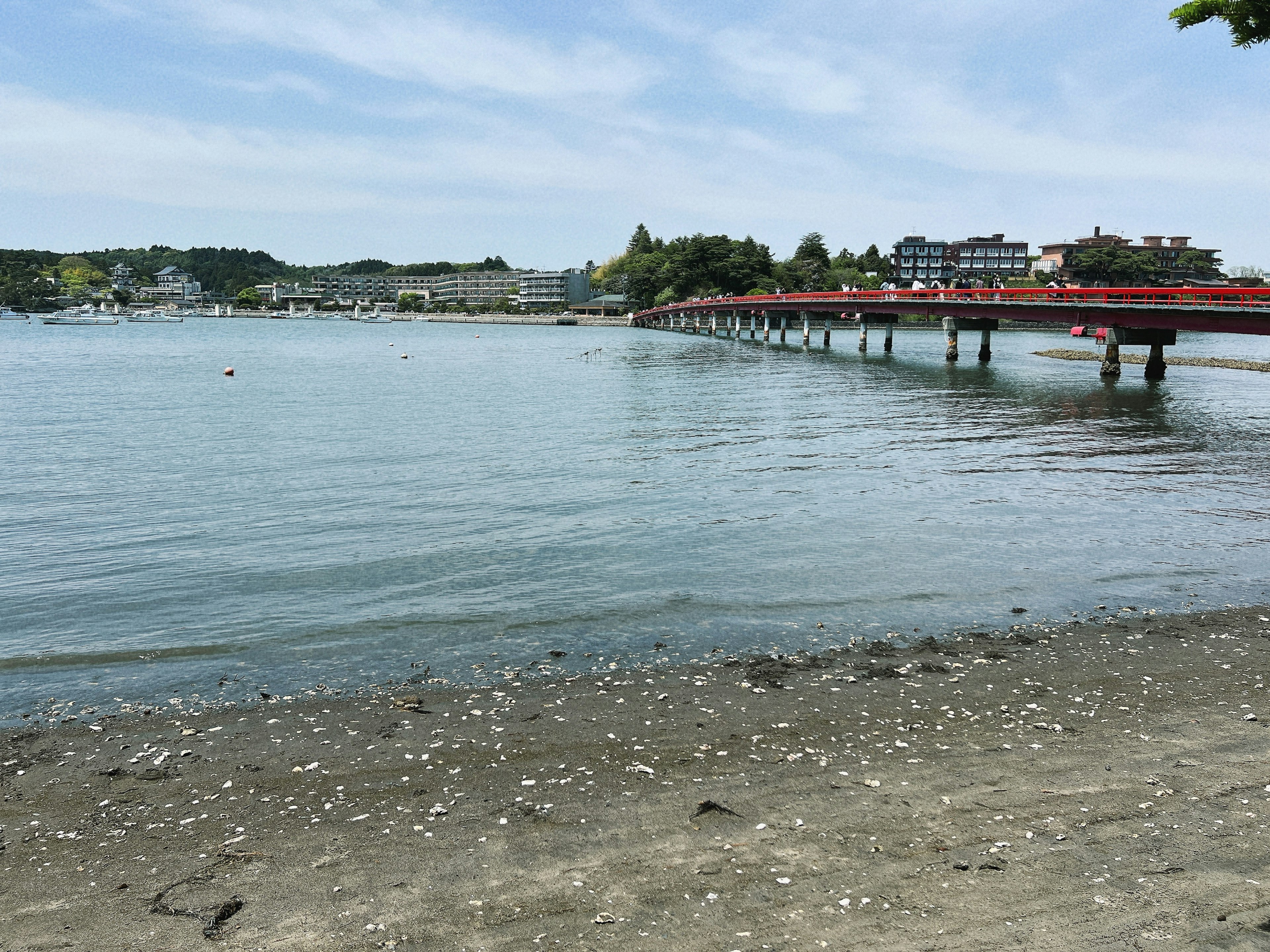 Mar tranquilo con un muelle rojo y una playa tranquila