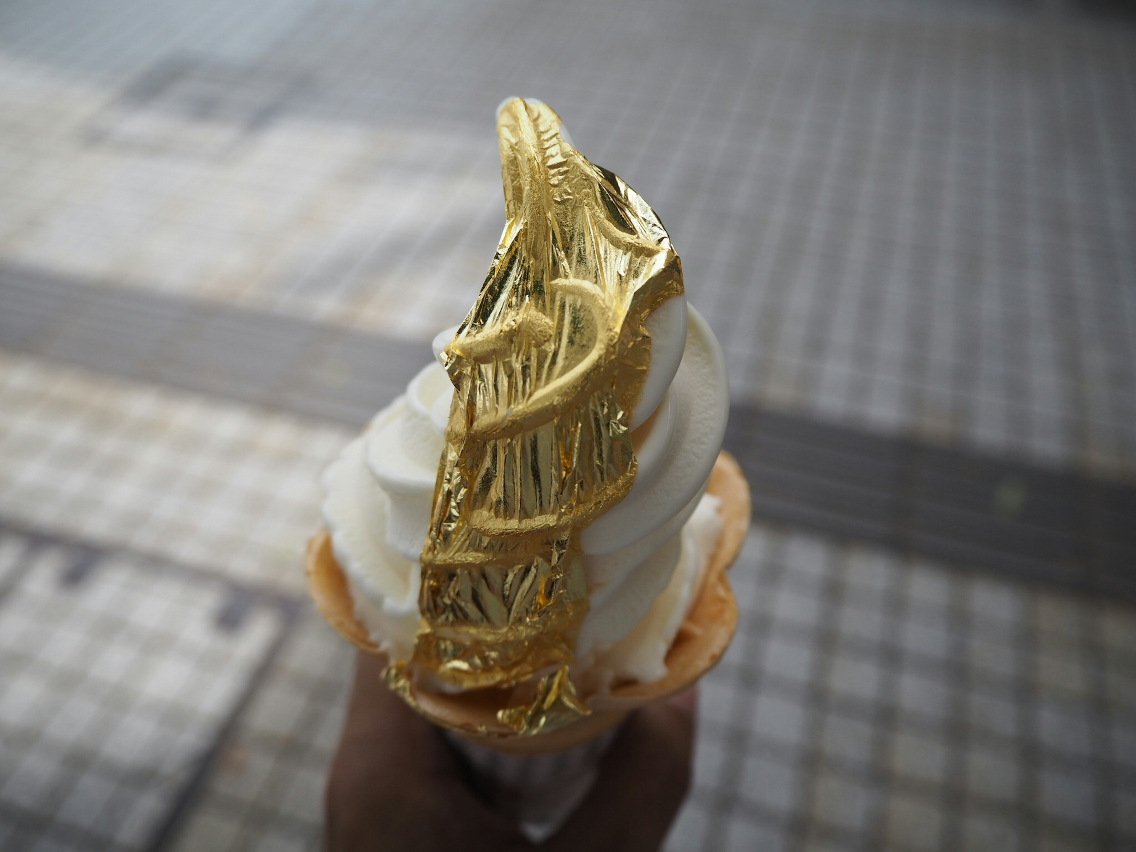 Cornet de glace avec un tourbillon doré