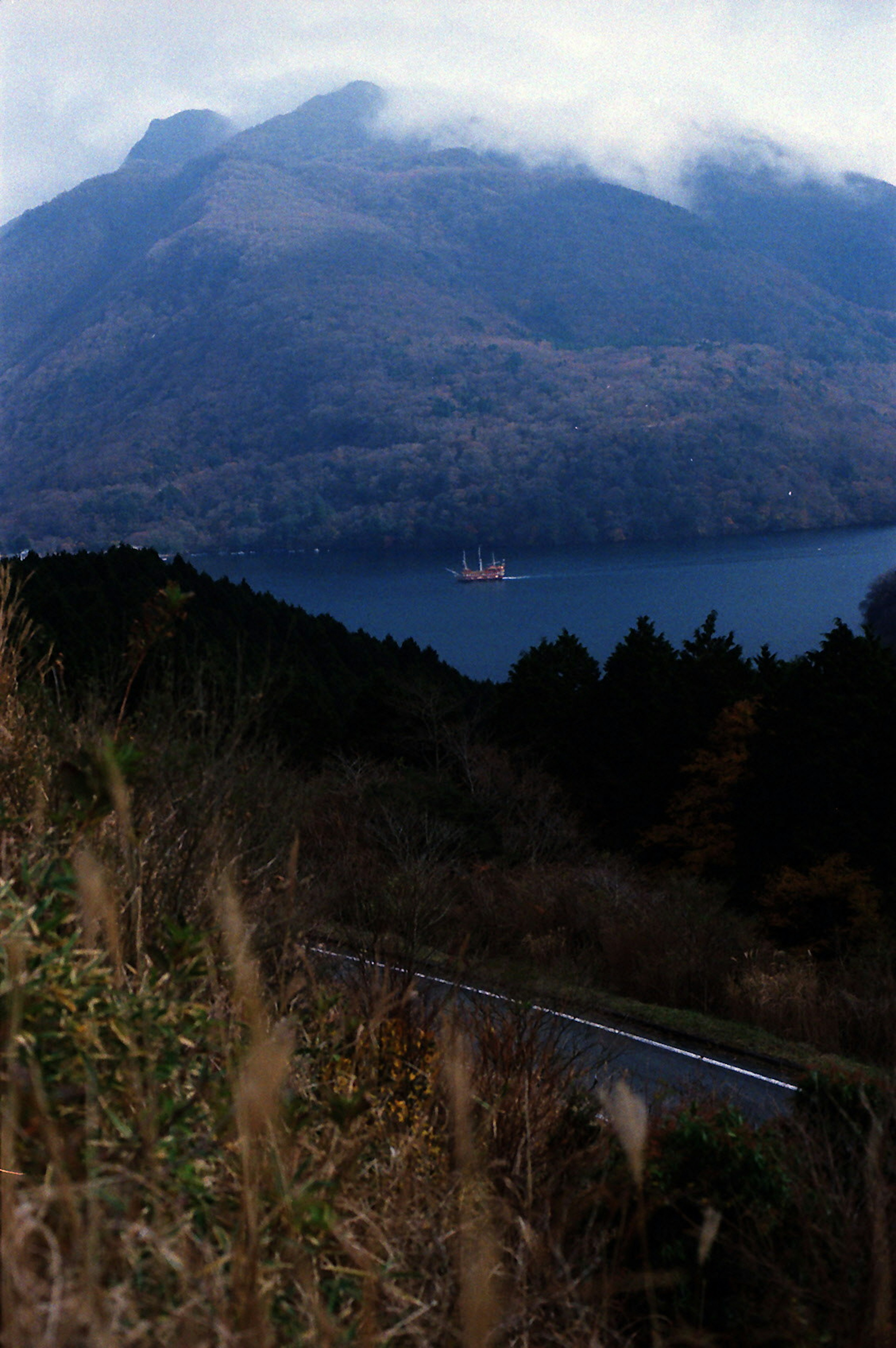 Malersiche Aussicht auf Berge und einen See mit einem Boot