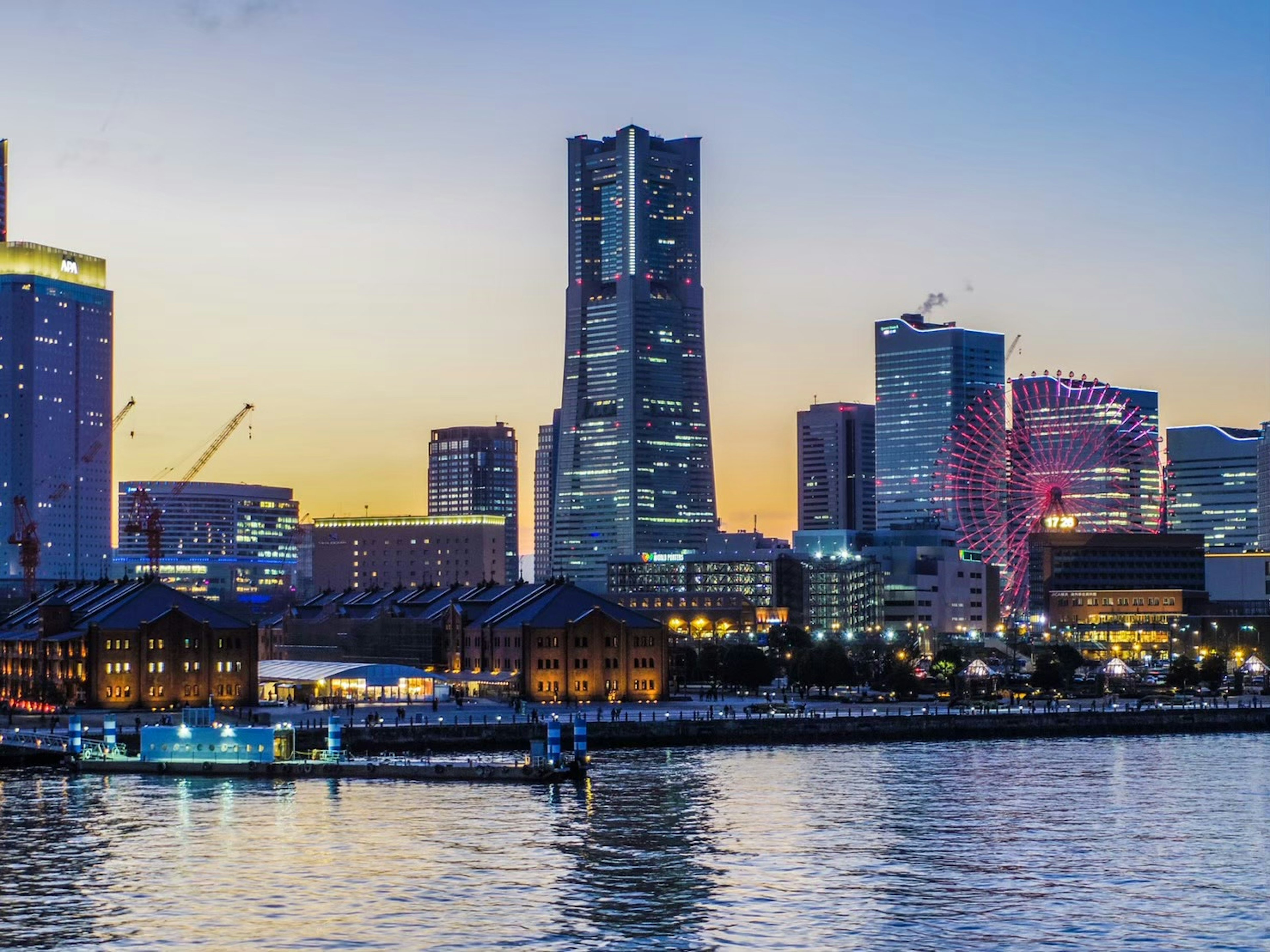 横滨日落时的城市景观和水边景色