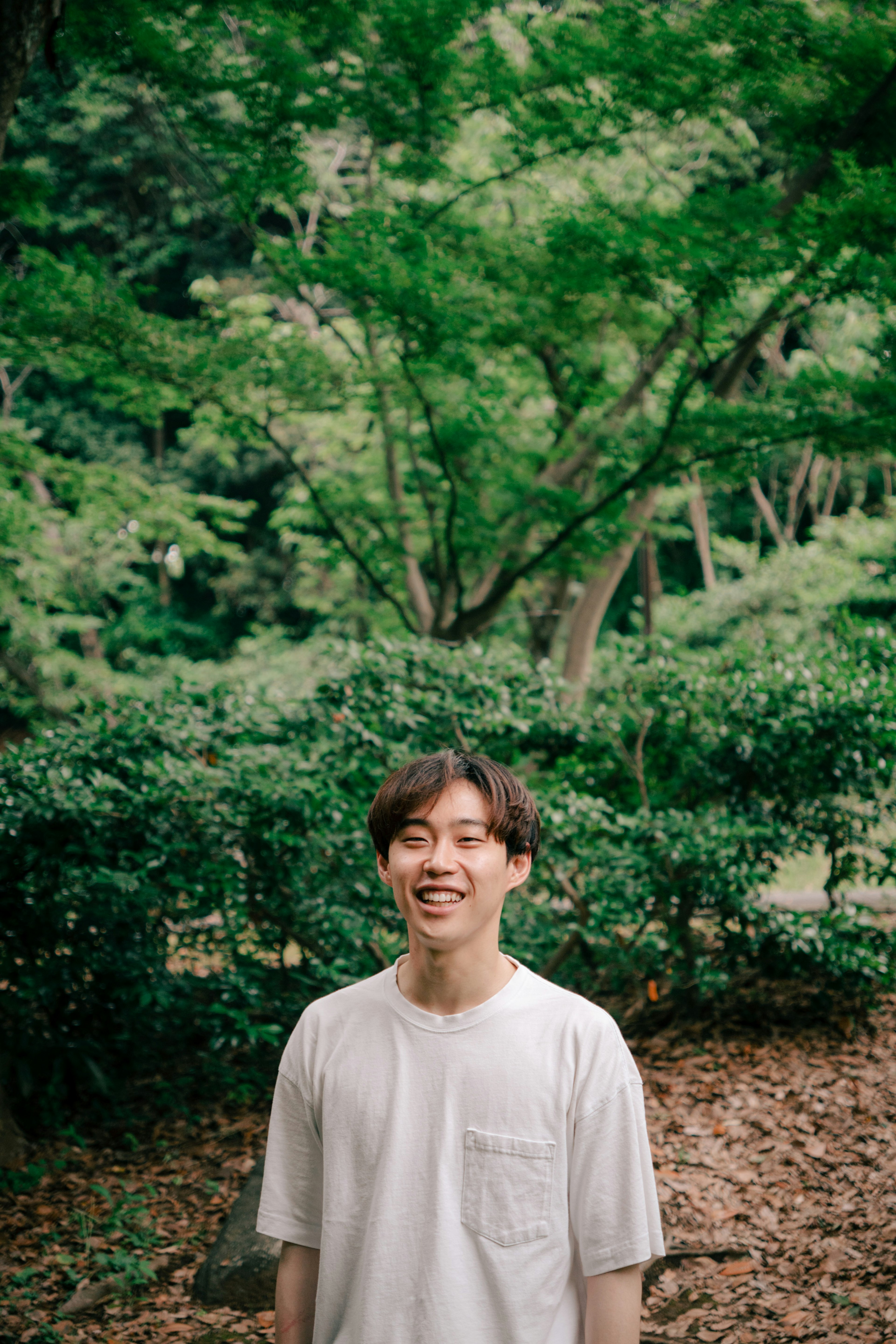 Un hombre sonriente en un fondo verde