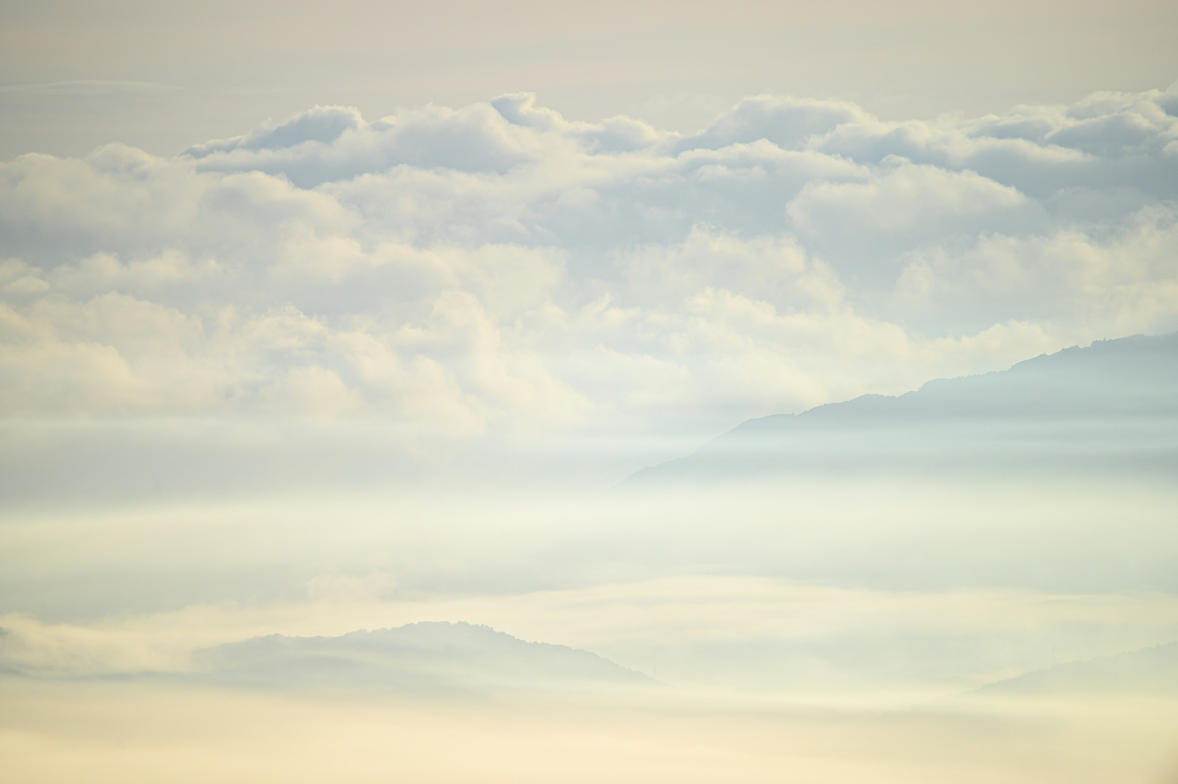 Nuages pastel doux dans un ciel serein aux teintes délicates