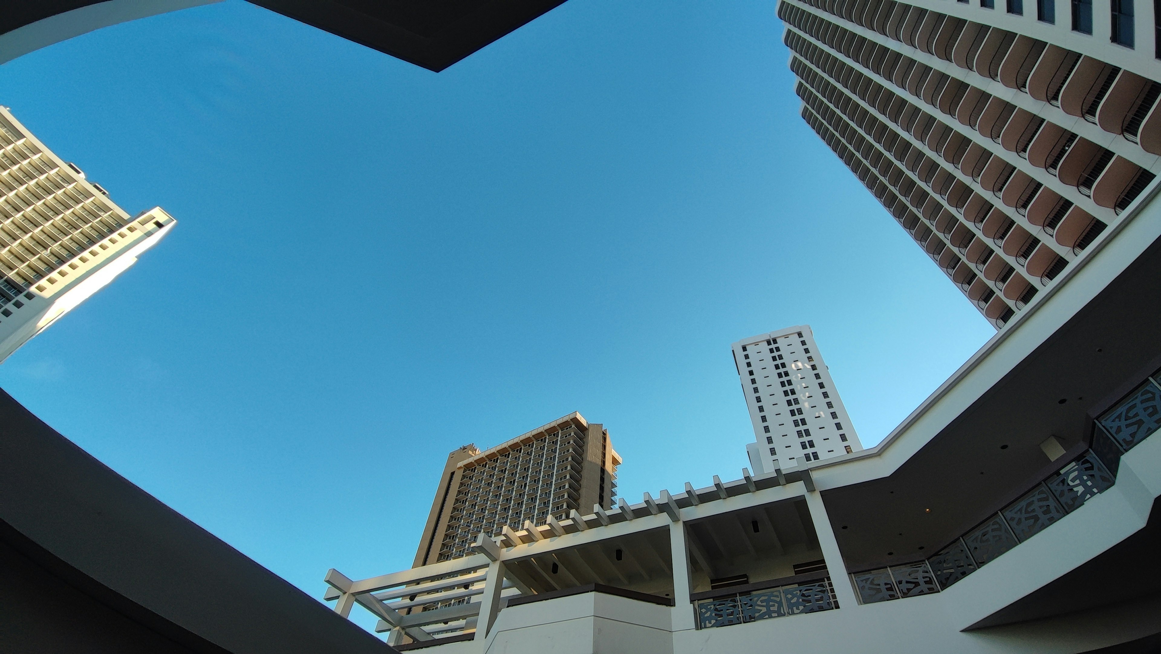 Pemandangan langit biru di antara gedung tinggi