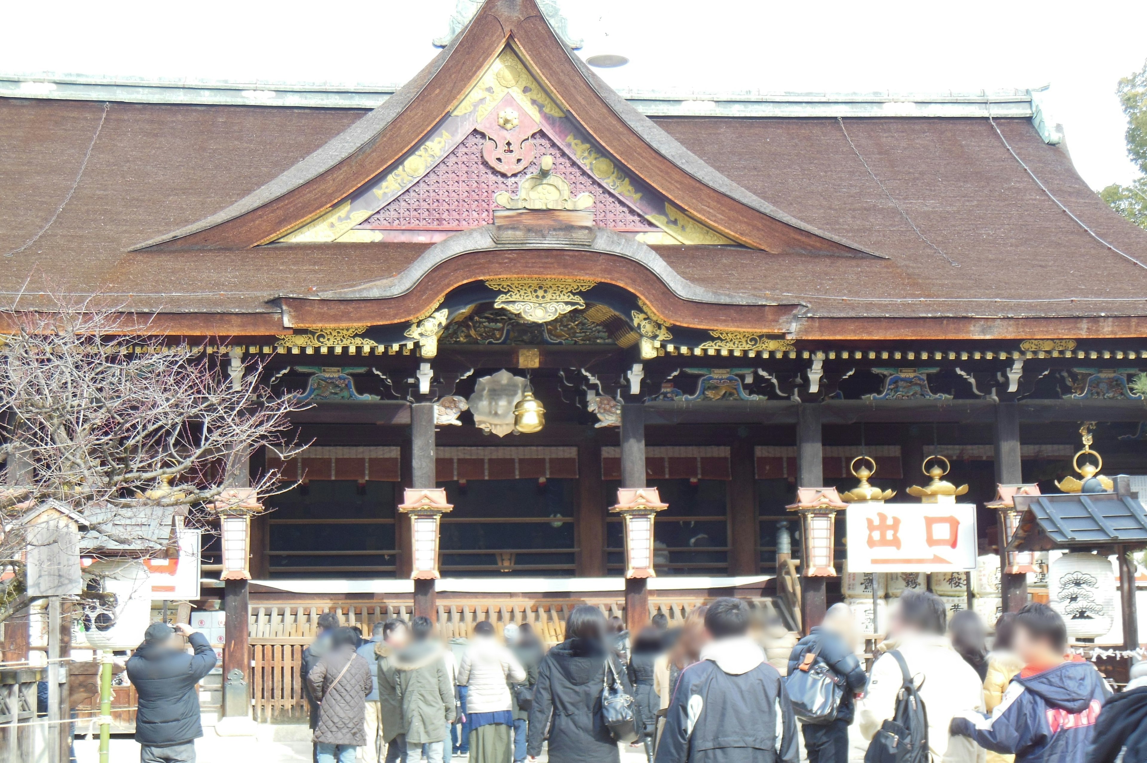 Image de touristes devant un sanctuaire japonais traditionnel