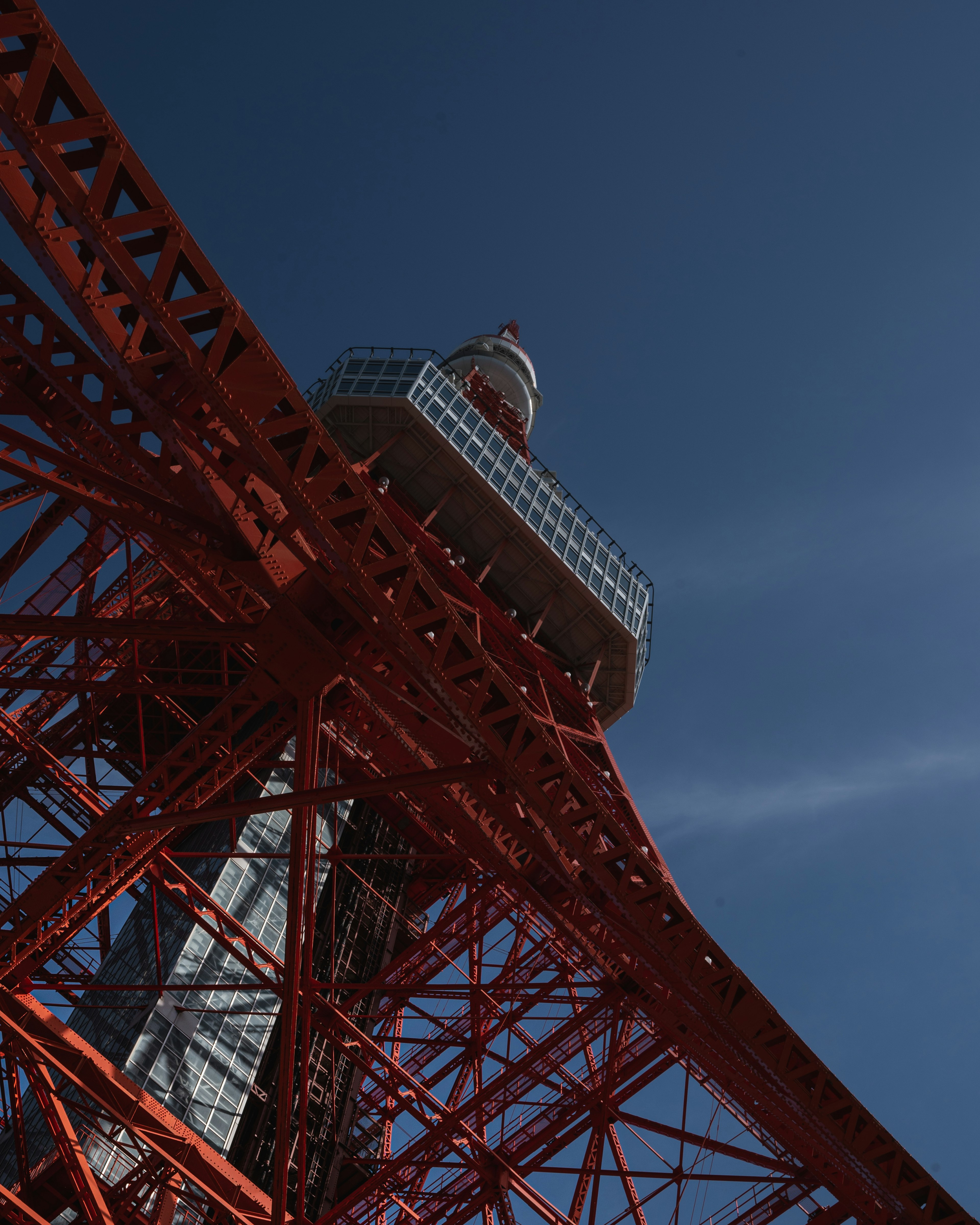 東京タワーの赤い鉄骨構造と青い空