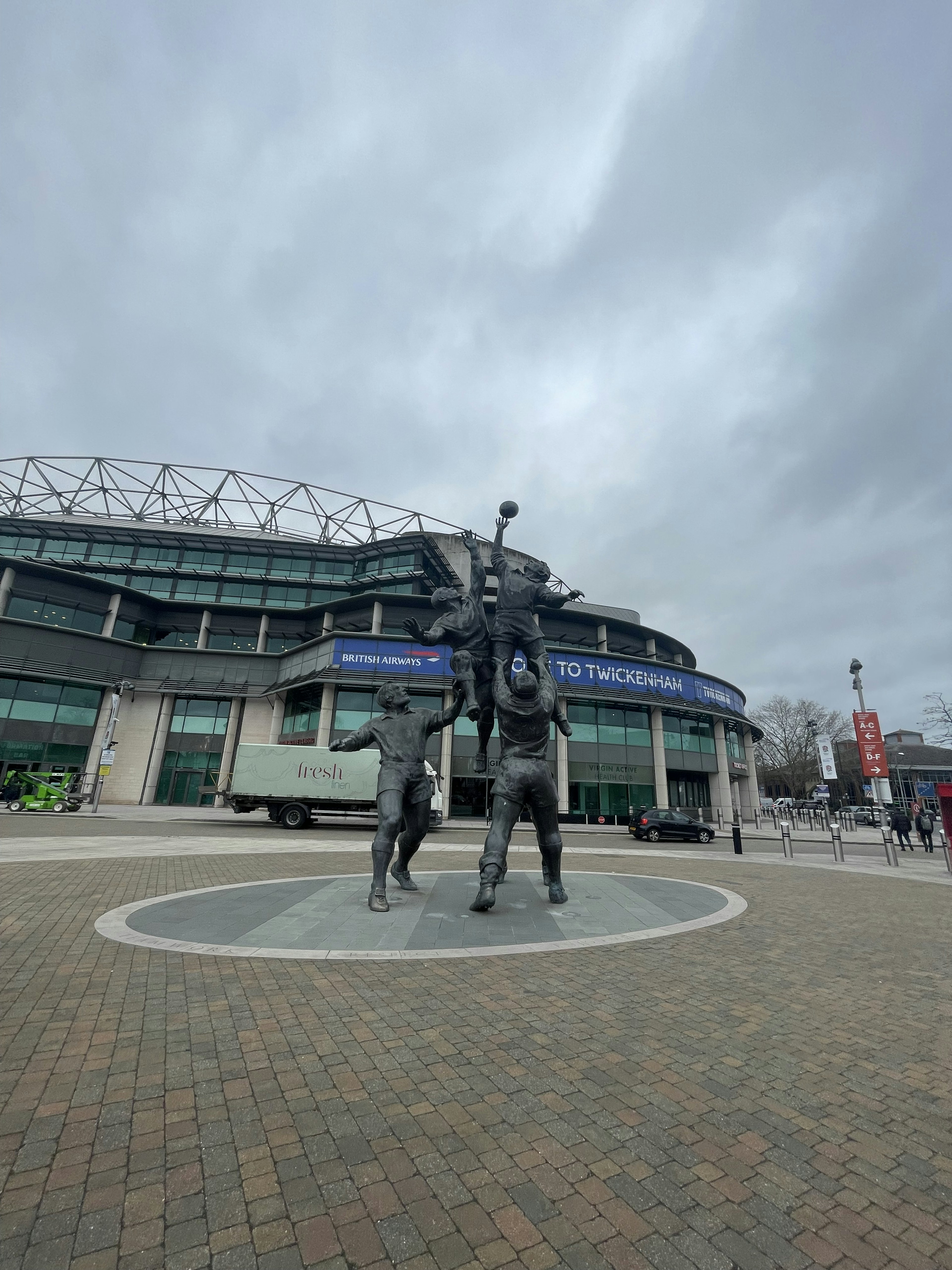 Statue devant le stade de Wembley sous un ciel nuageux