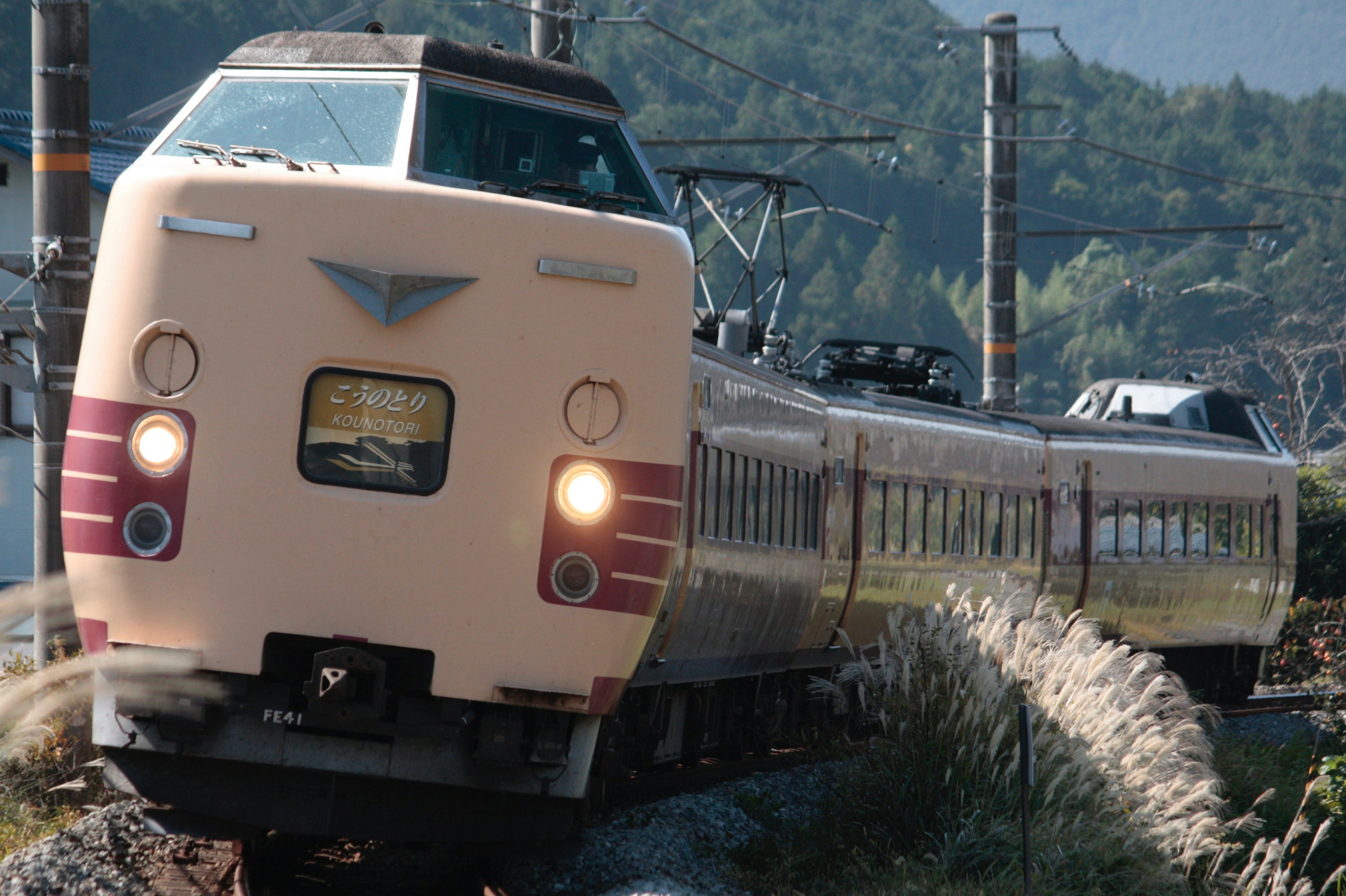 Un treno dal design unico che percorre una curva in un paesaggio pittoresco