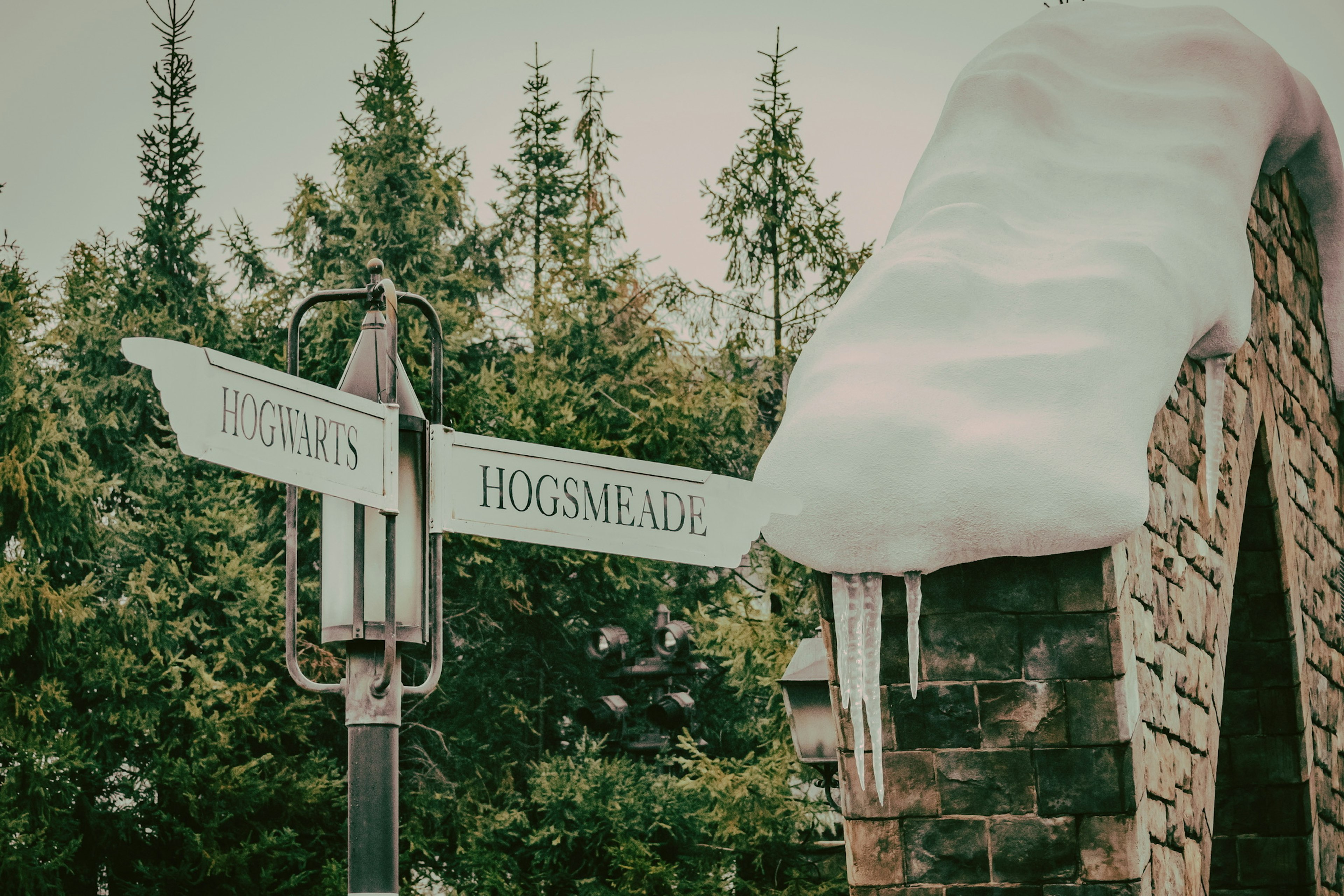 A snowy signpost indicating the direction to Hogsmeade