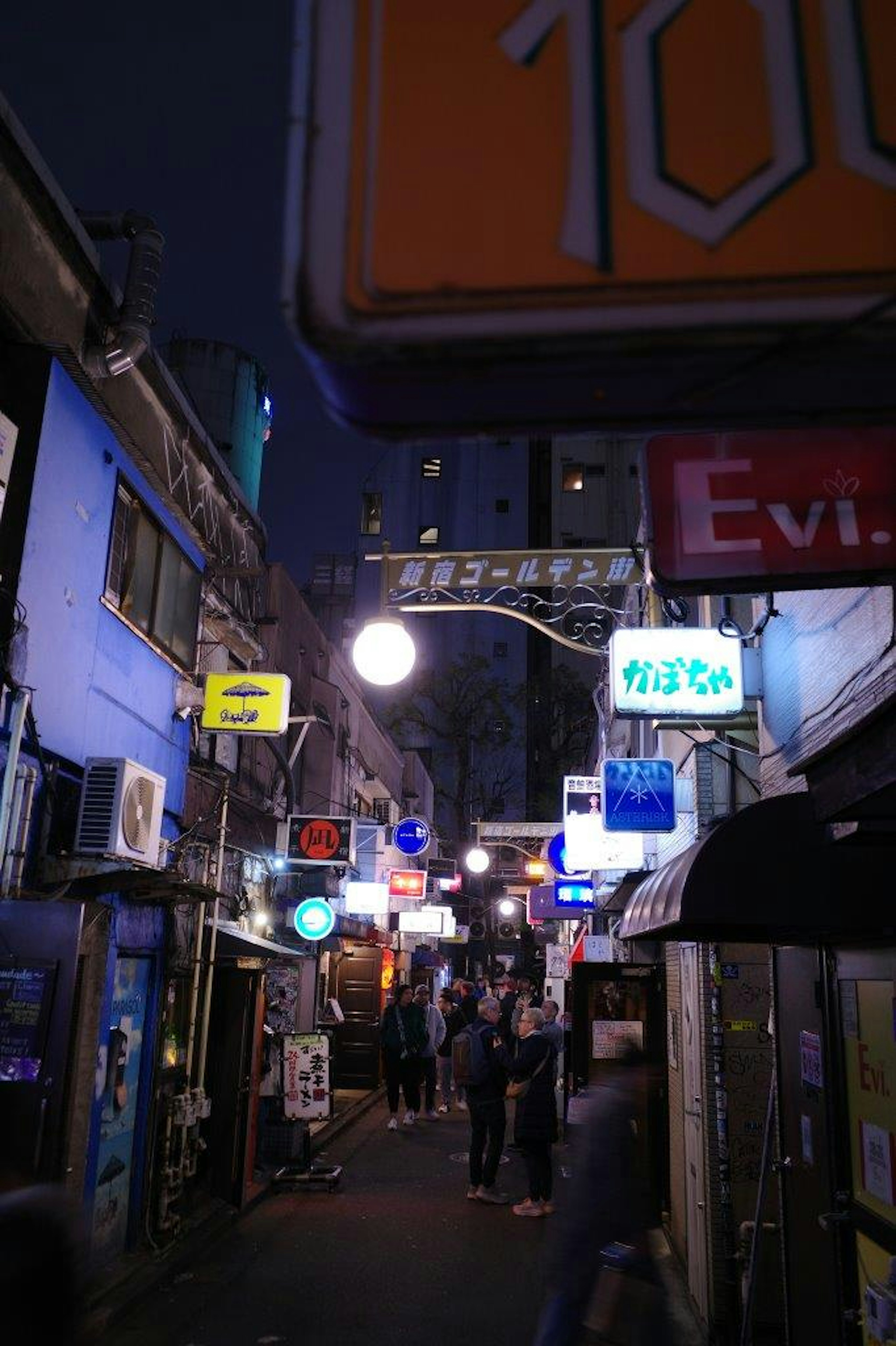 Strada vivace di notte con insegne colorate e pedoni