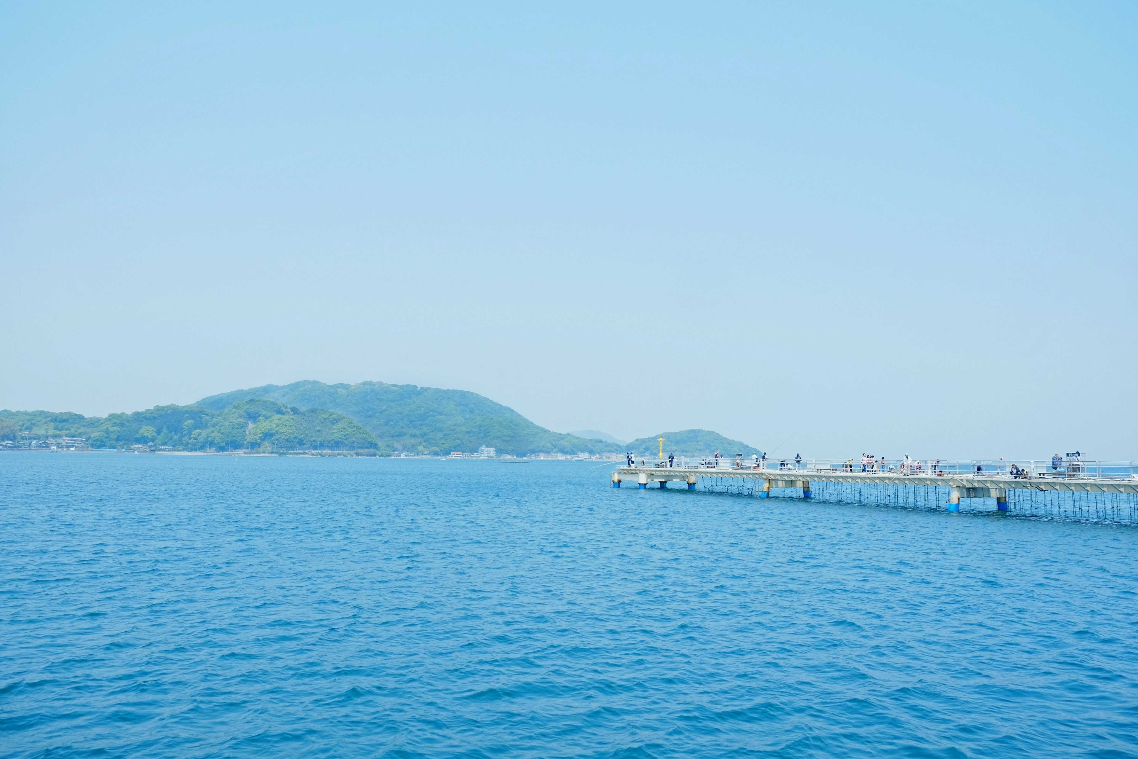 Pemandangan laut biru dan pulau tenang