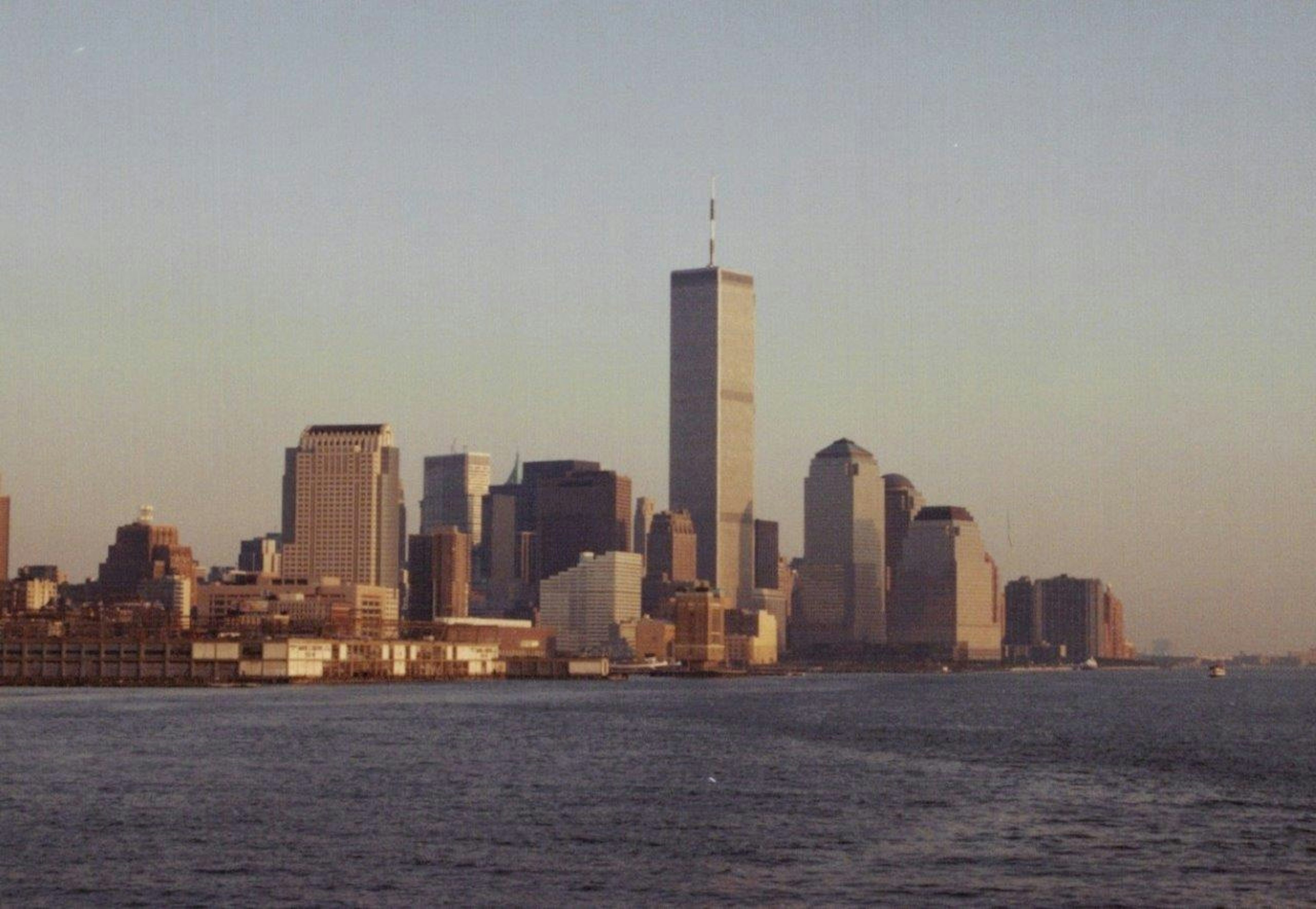 Horizonte de Nueva York al atardecer con el One World Trade Center