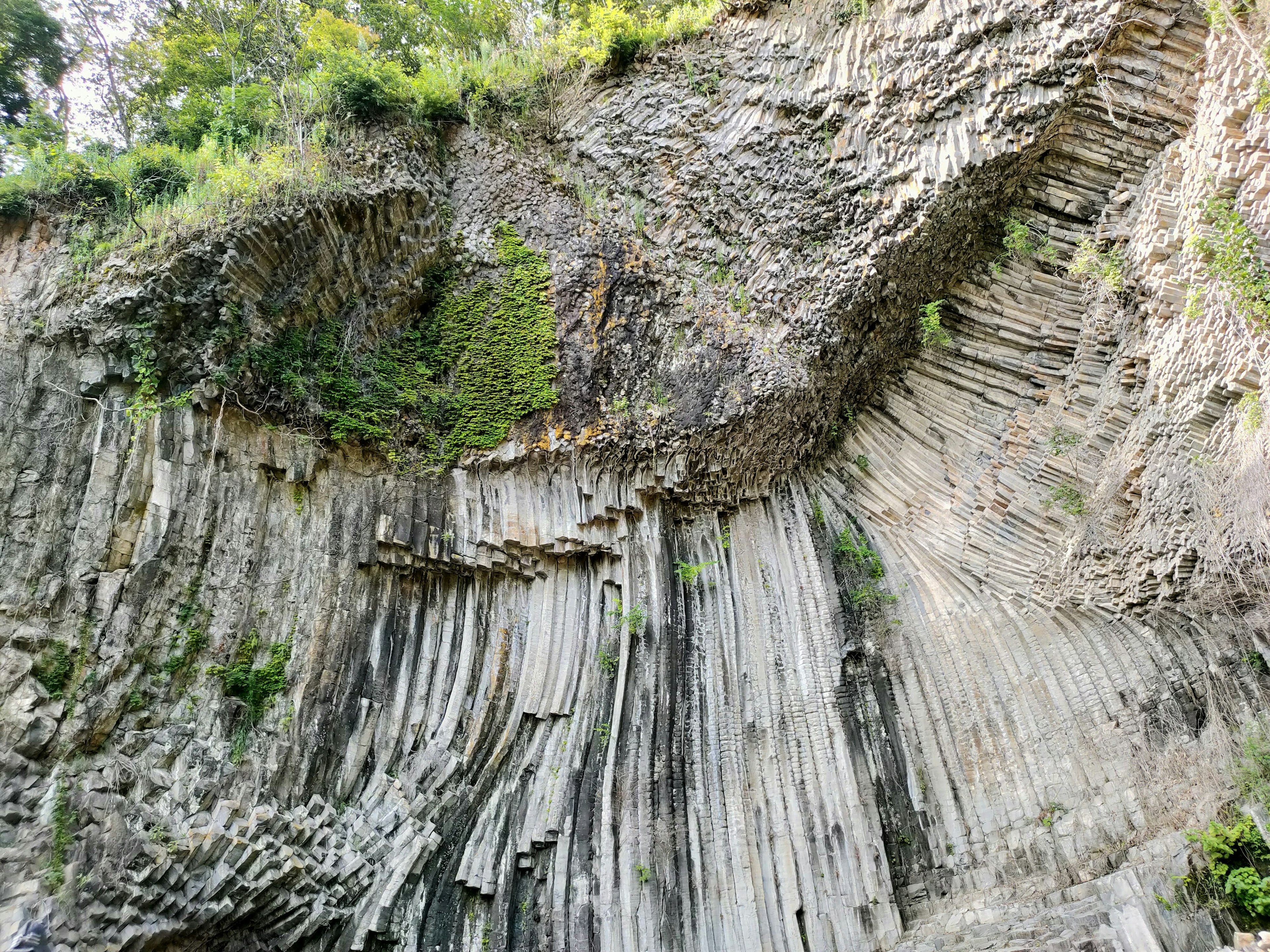 美しい岩の層が見える自然の風景