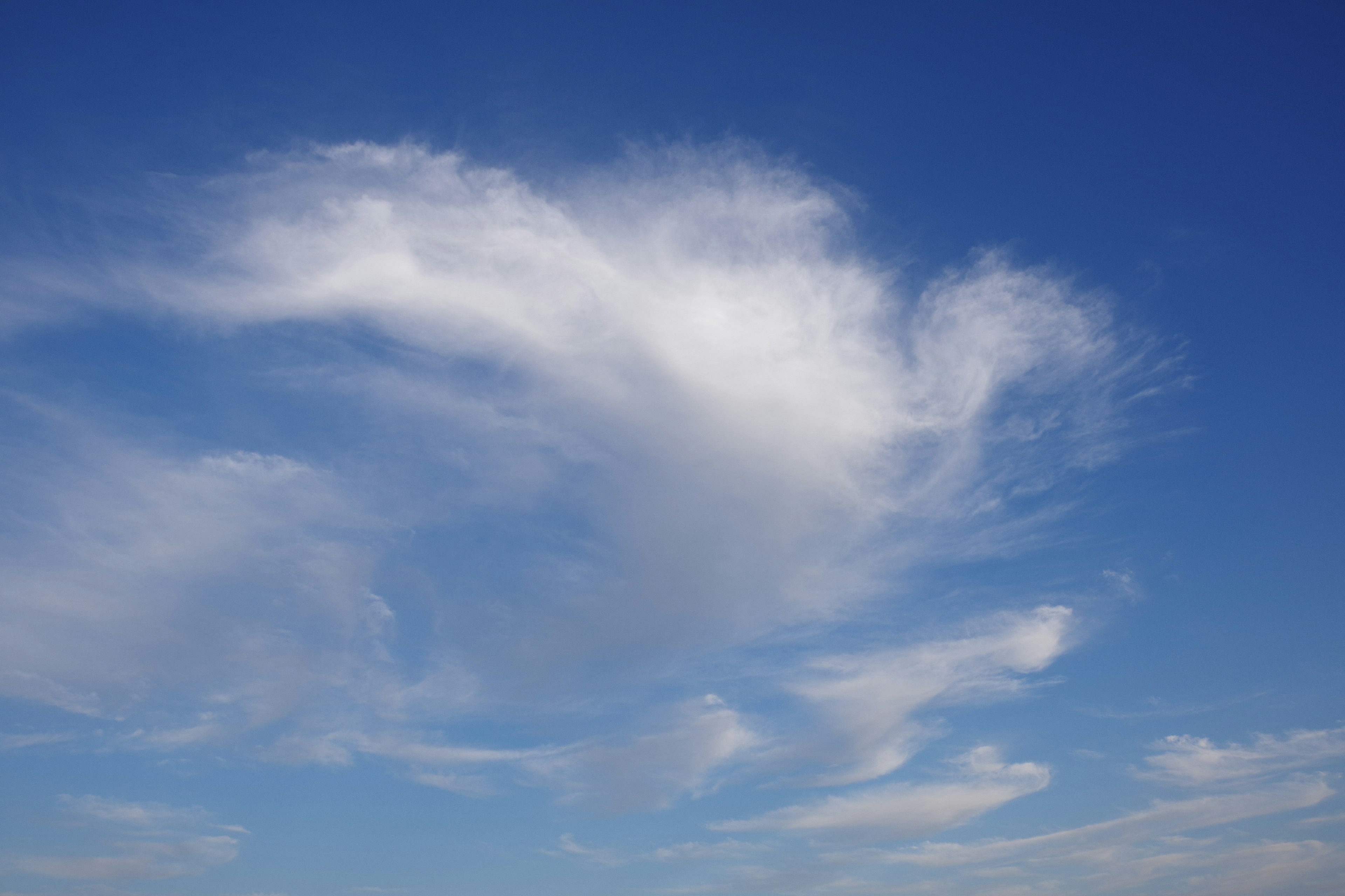 Forma unica di nuvole bianche che fluttuano in un cielo blu