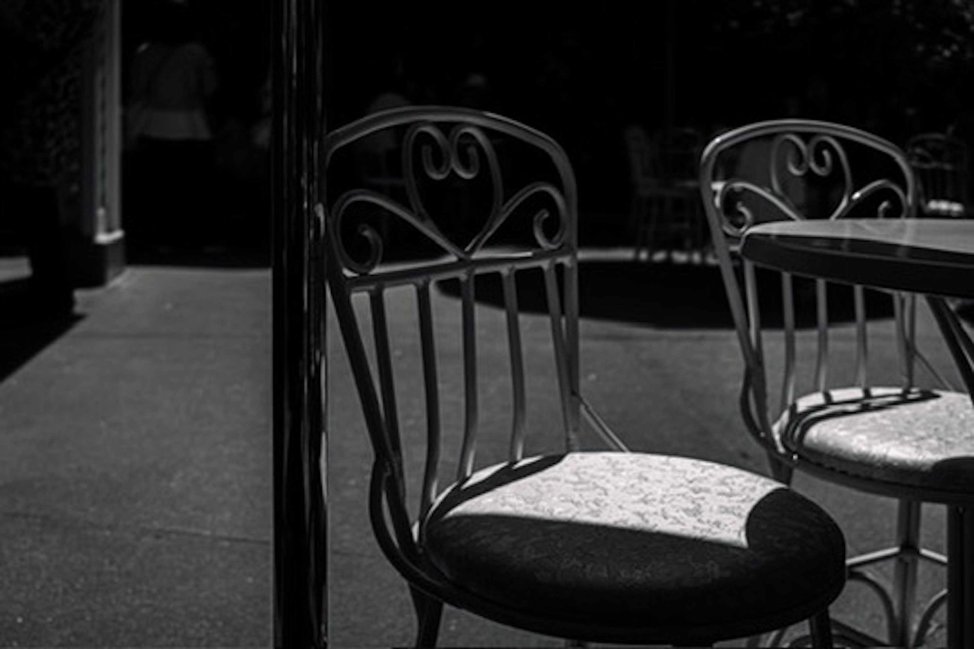 Image d'une chaise et d'une table avec un fort contraste en noir et blanc