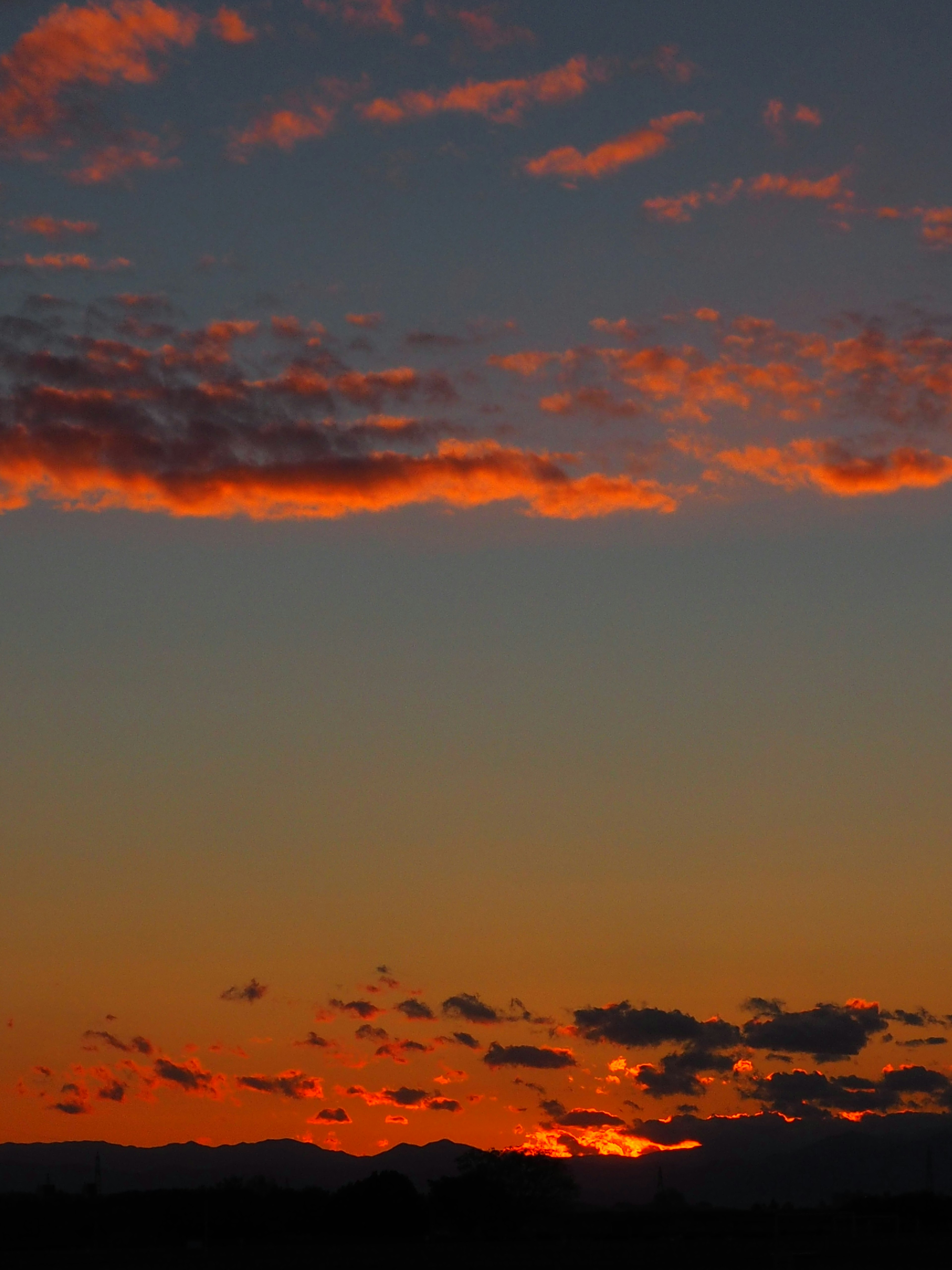 Nubes naranjas y moradas vibrantes en el cielo de la tarde