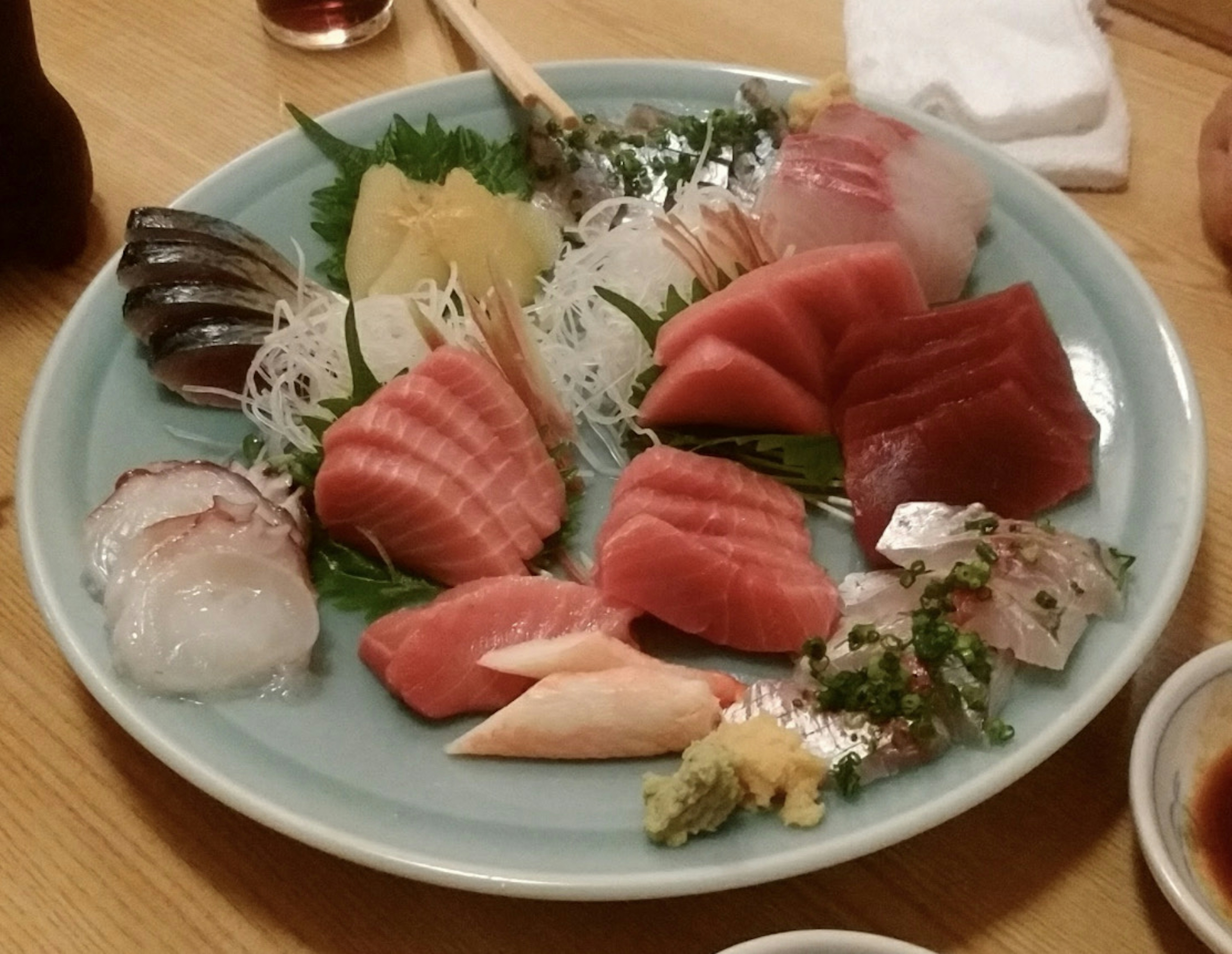 Ein schönes Sashimi-Tablett mit frischem Fisch in lebendigen Farben und ansprechender Präsentation