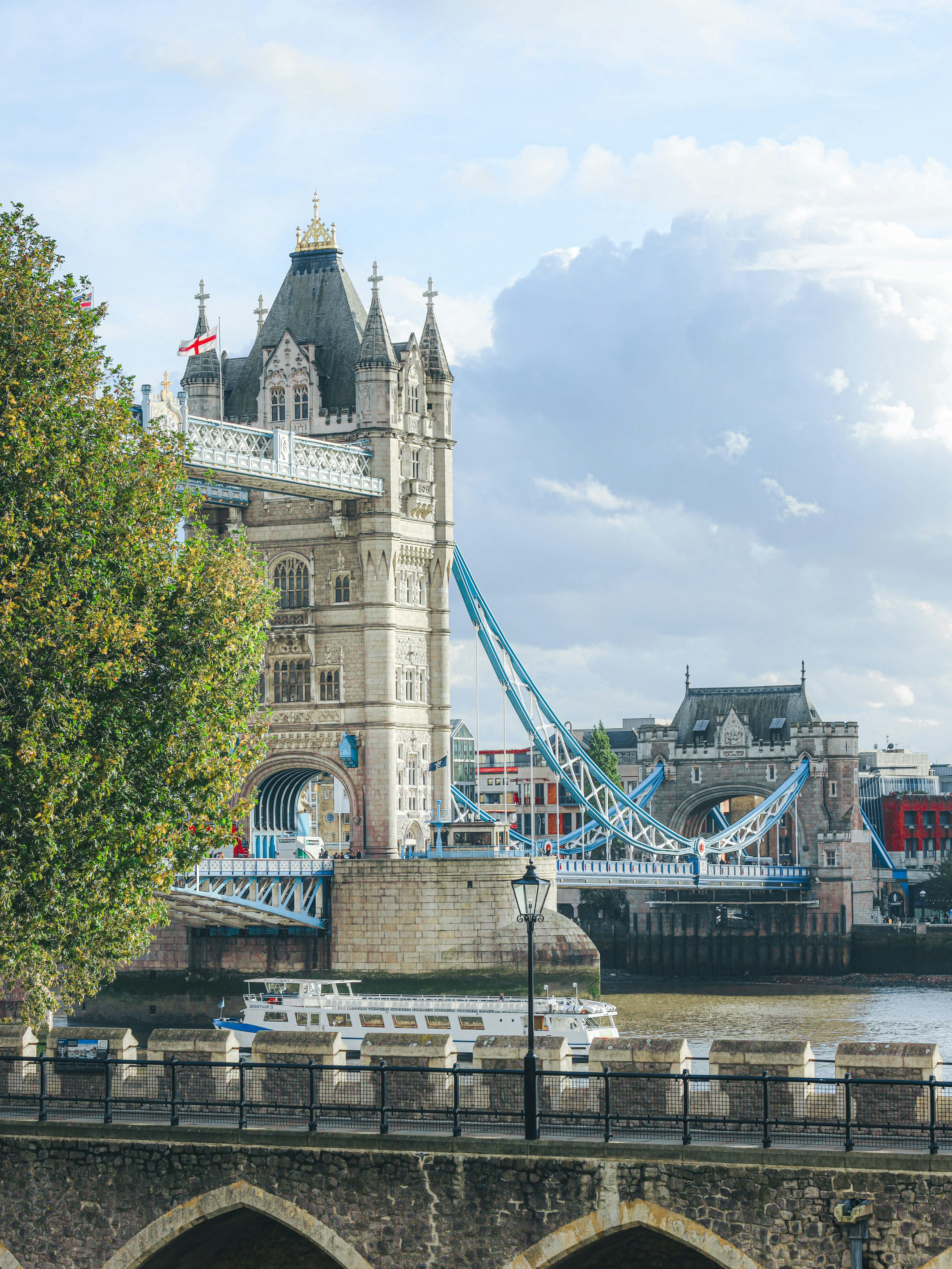 Vista panoramica del Tower Bridge a Londra cielo blu con nuvole sopra il fiume e gli edifici