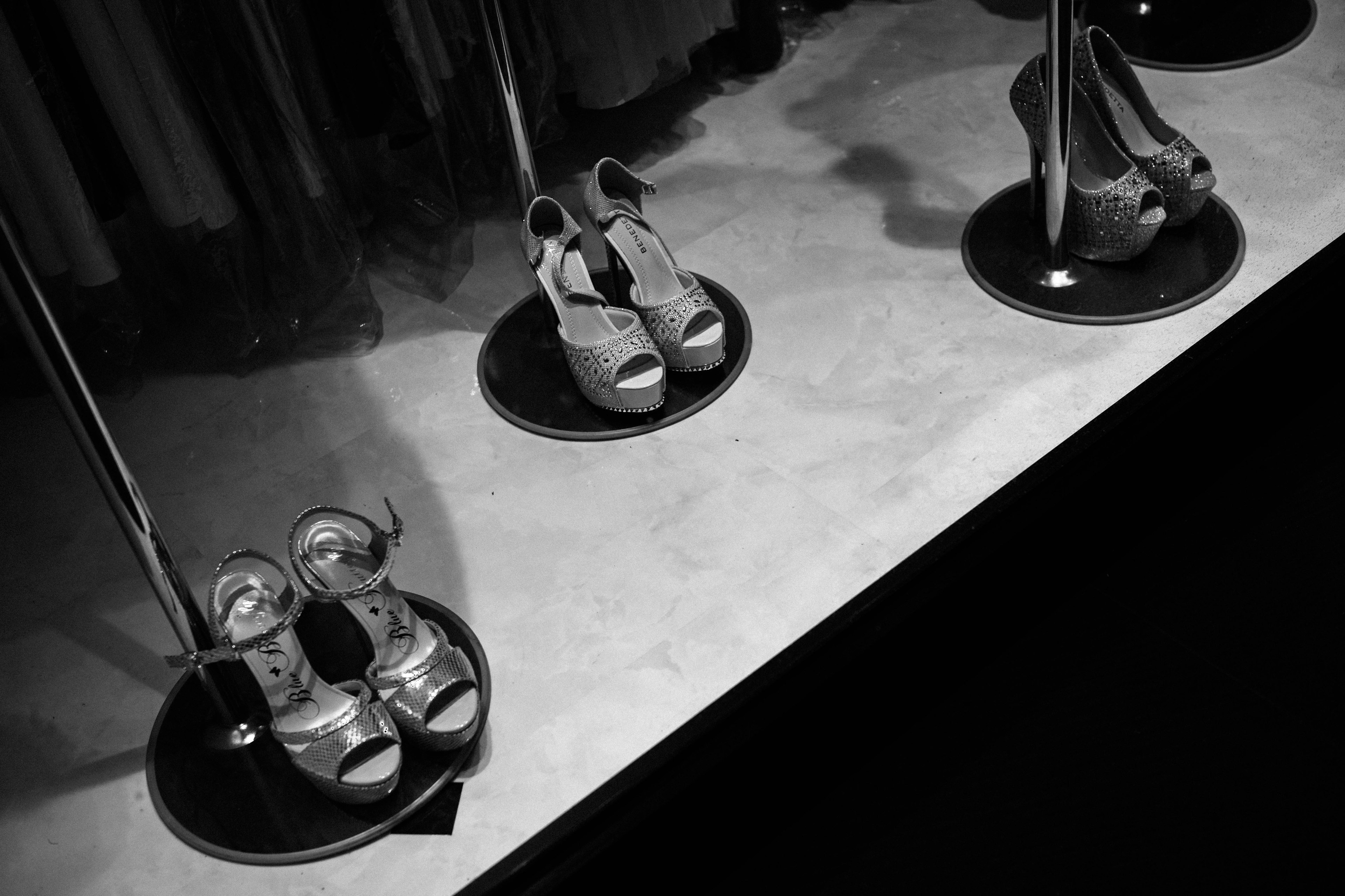 Exhibición de tacones en blanco y negro