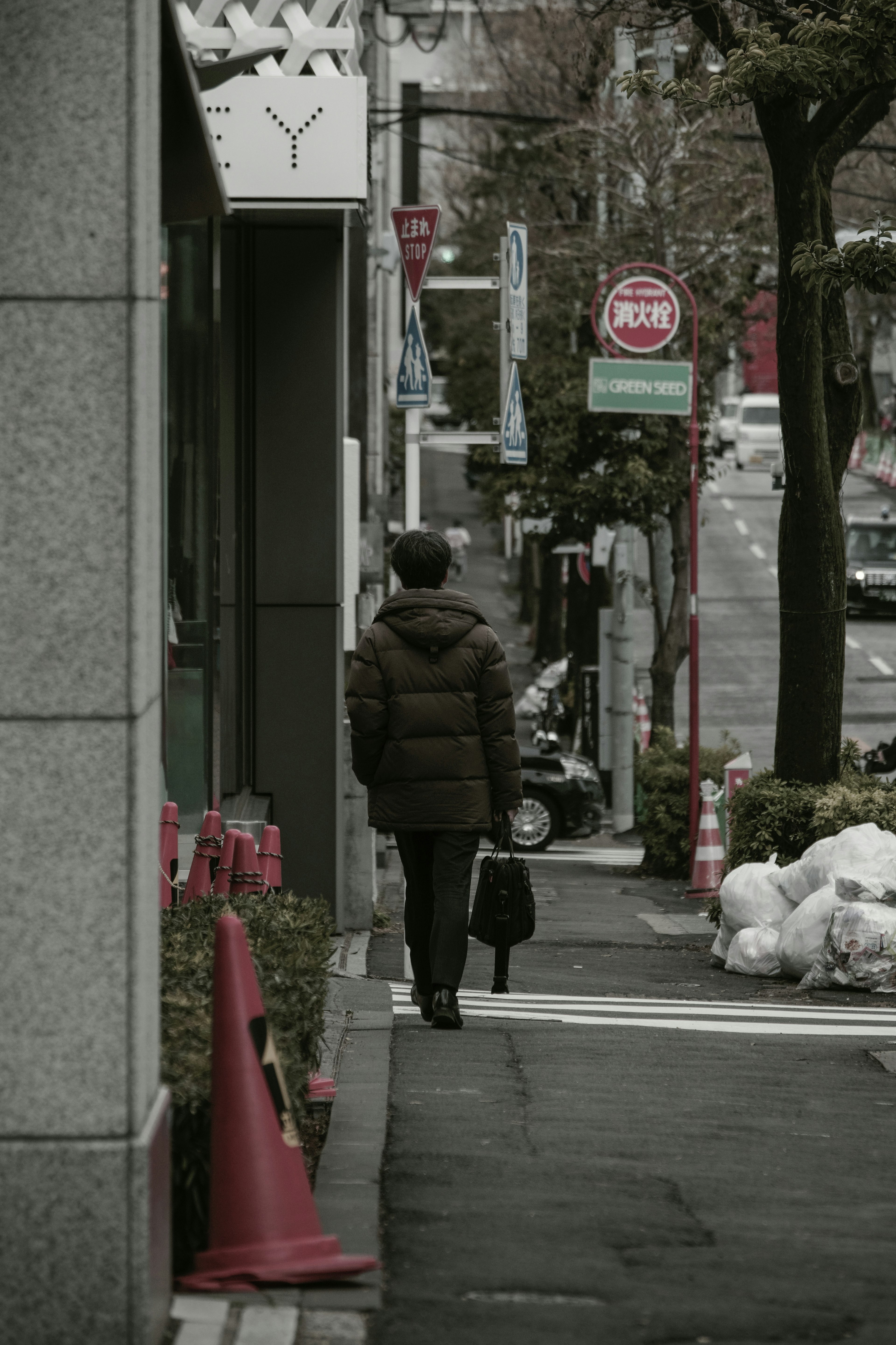 Una persona che cammina in una strada tranquilla della città