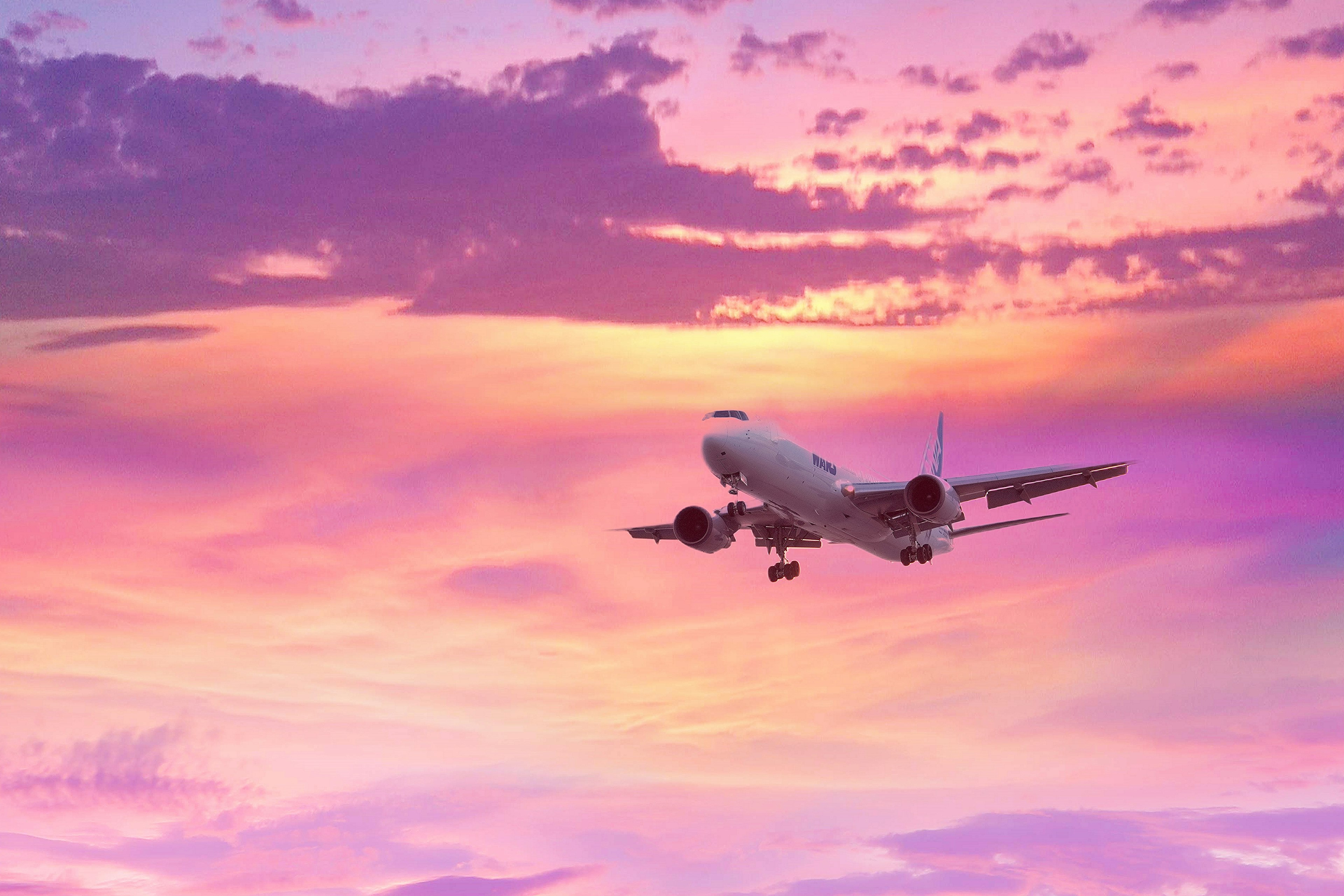 一架飛機飛過美麗的夕陽天空