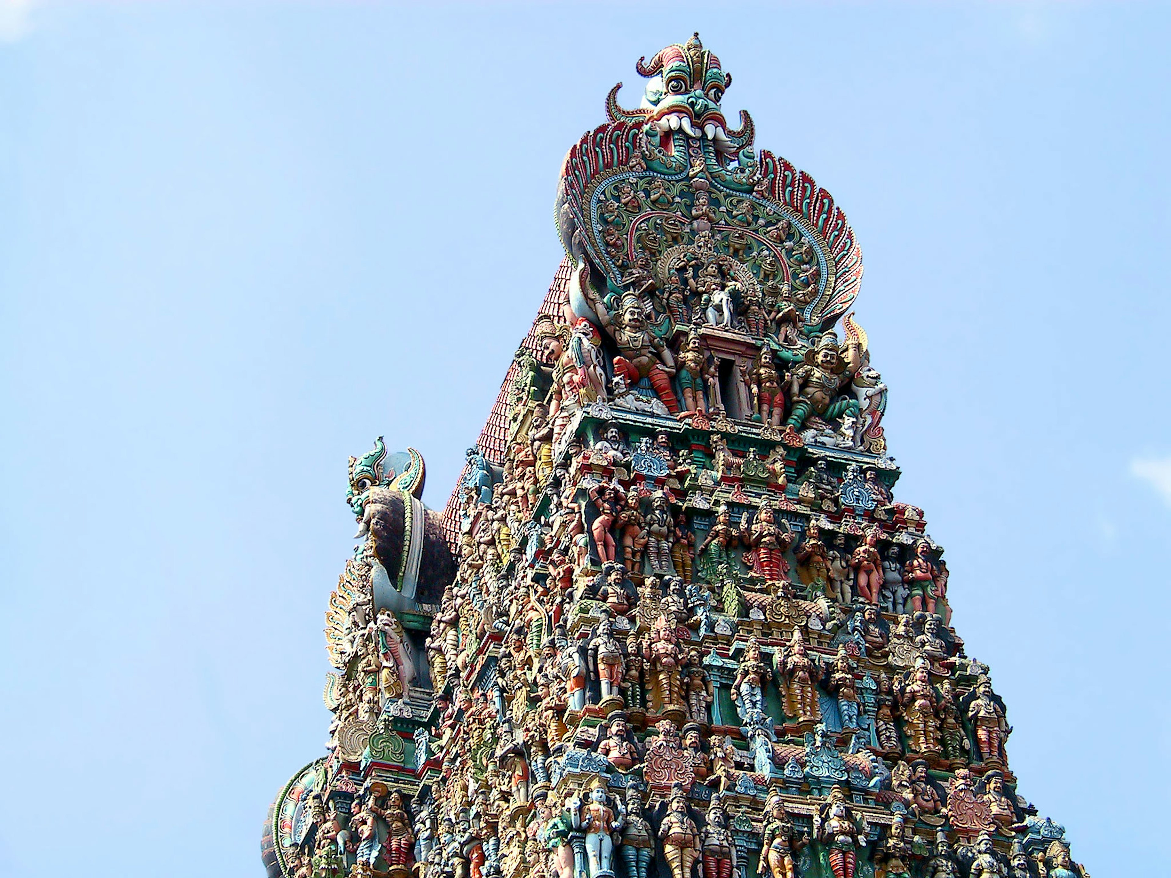 Menara berwarna-warni yang dihiasi dari kuil di selatan India dengan patung yang rumit