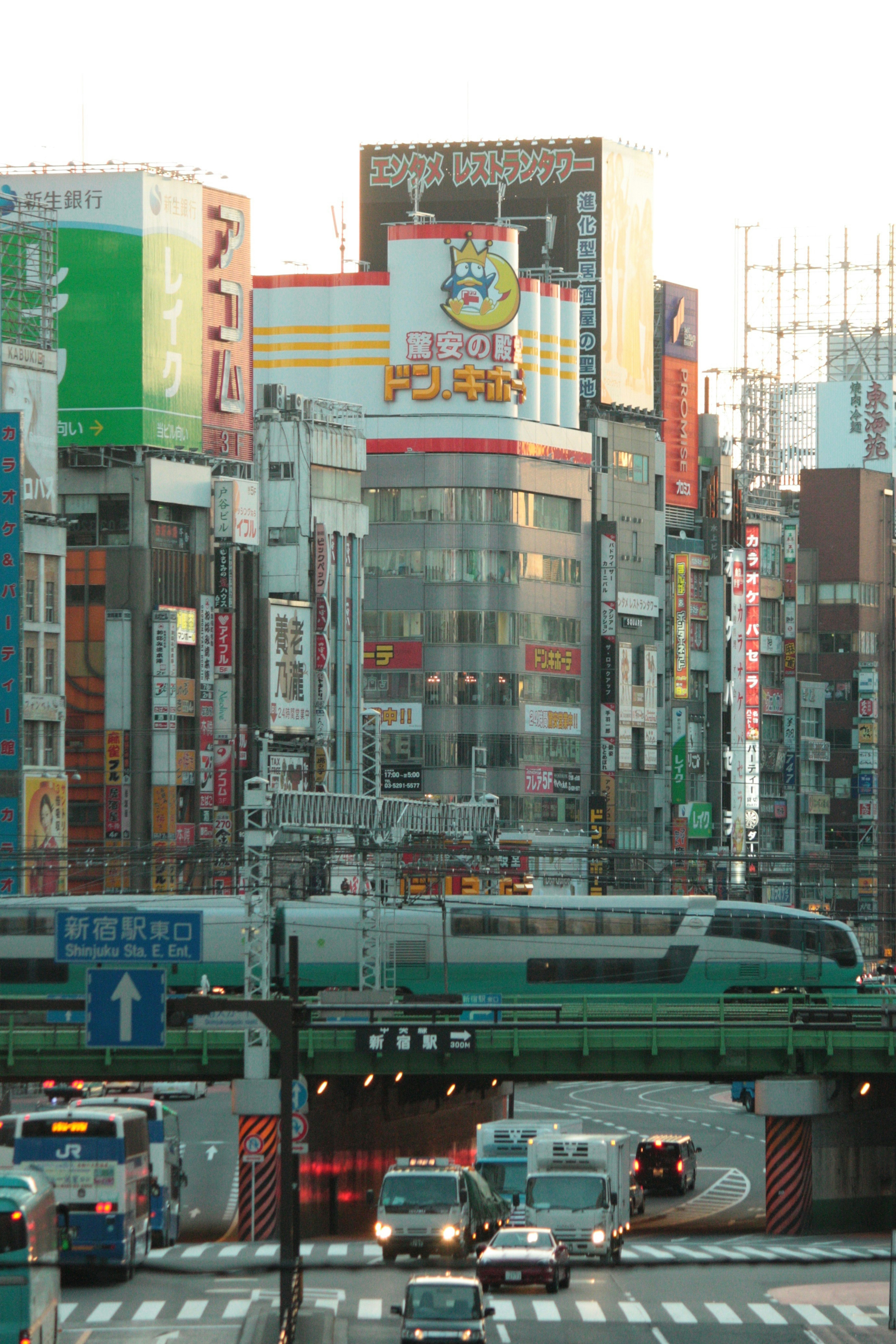 都市の風景に高速列車が走るビル群の光景