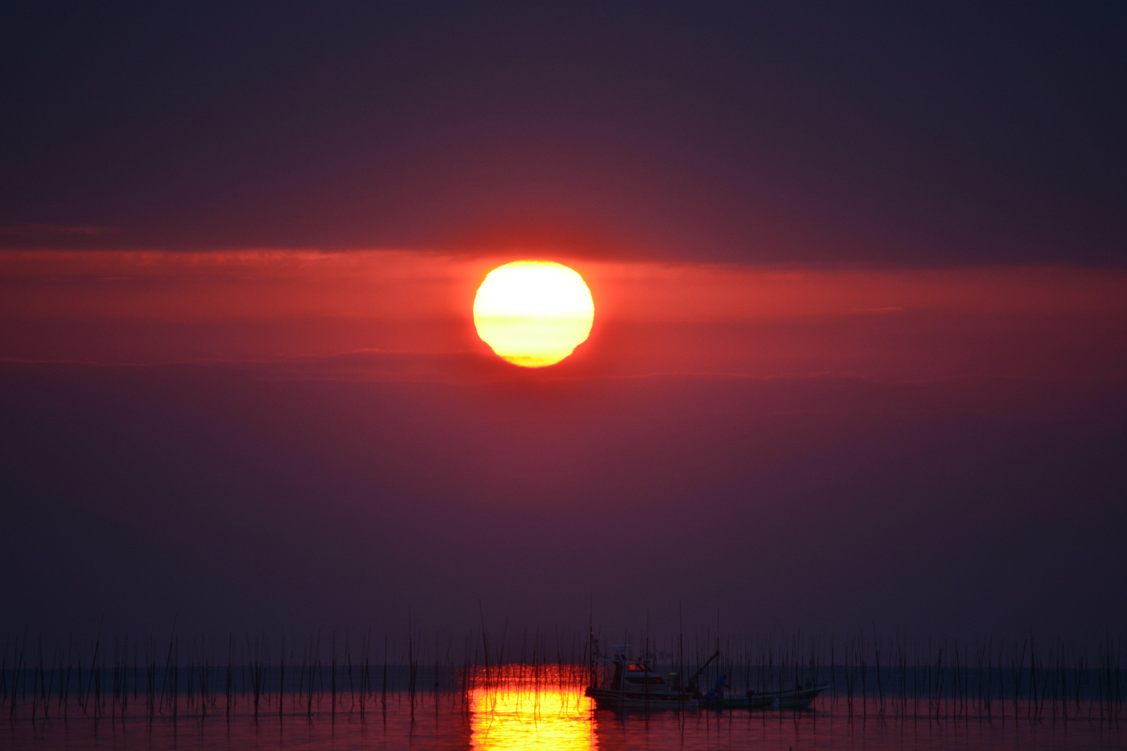 夕日の美しい風景、海に反射するオレンジ色の太陽