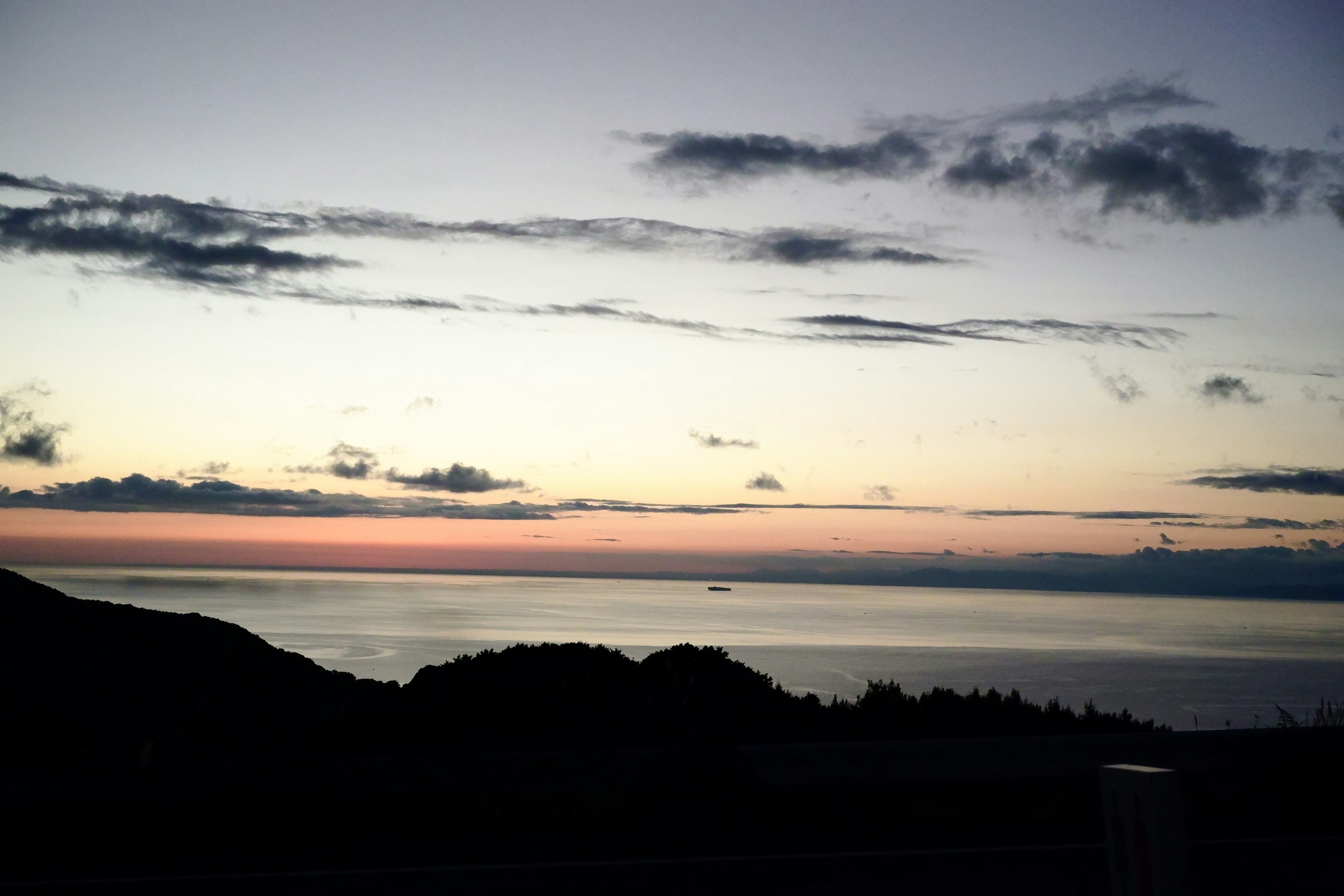 夕暮れ時の海と空の風景に雲が漂う