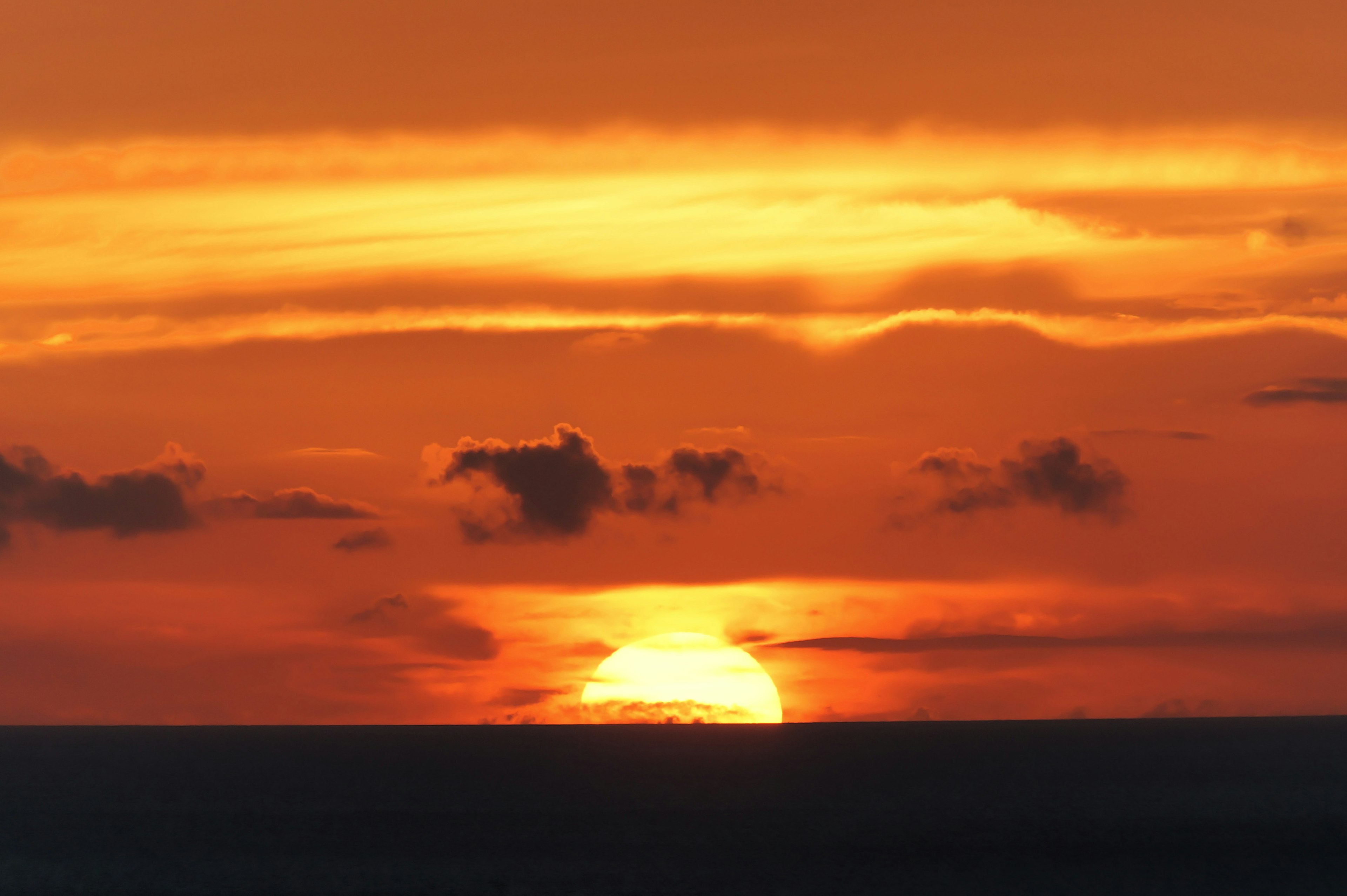 Bellissimo tramonto sull'oceano con cielo arancione e rosso