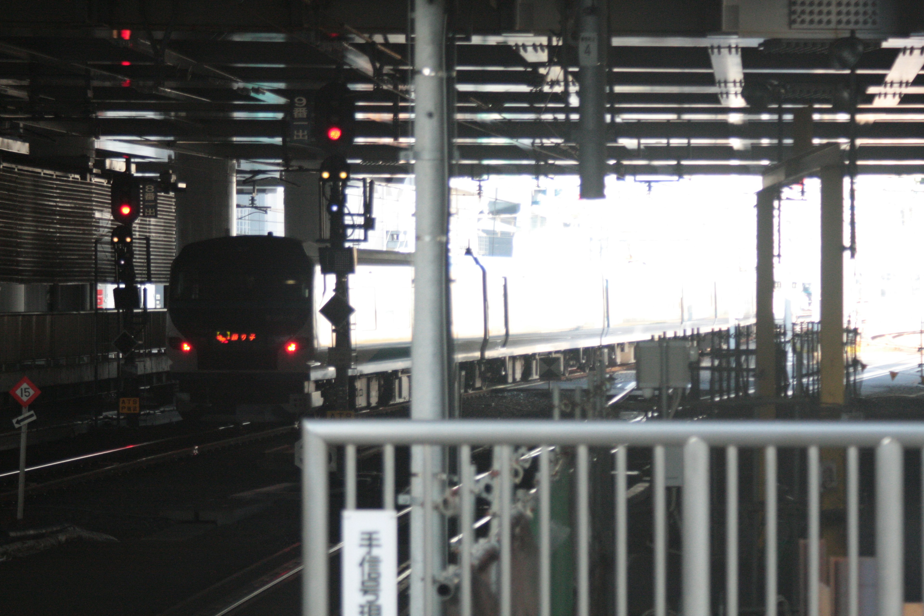 Vista de una plataforma de estación de tren subterránea con señales visibles