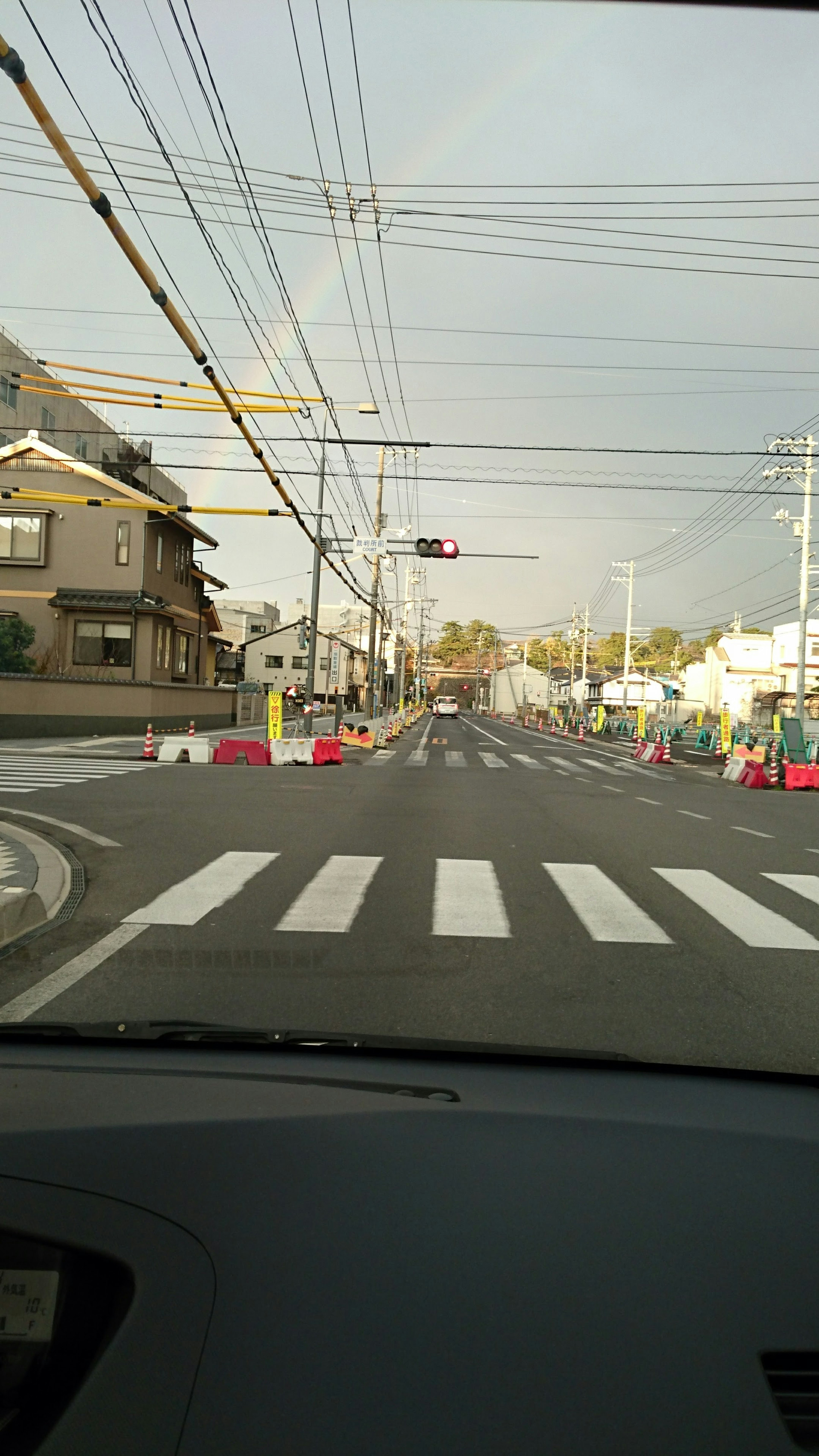 車内から見た横断歩道と道路の風景