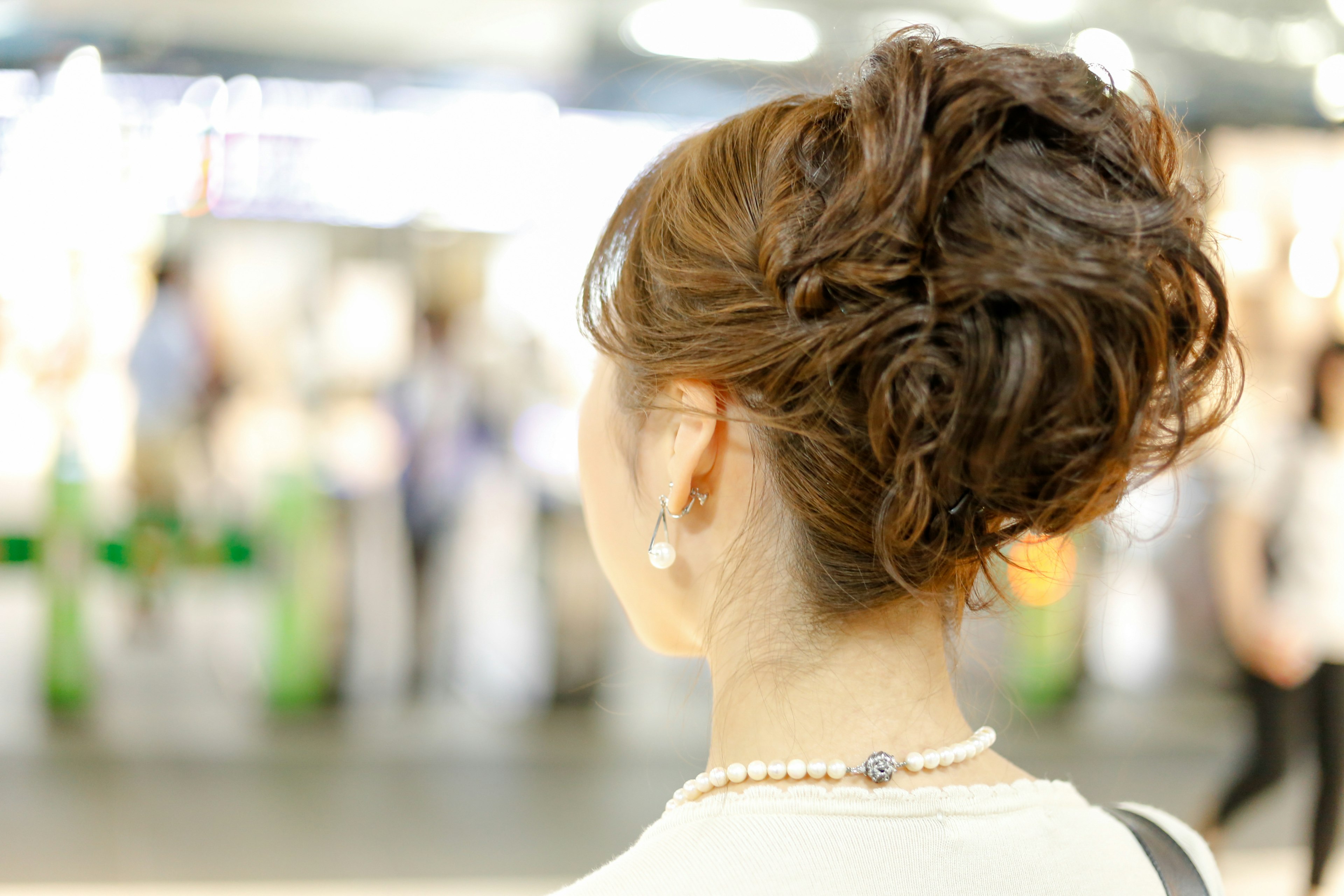 Vista posteriore di una donna con un'acconciatura elegante