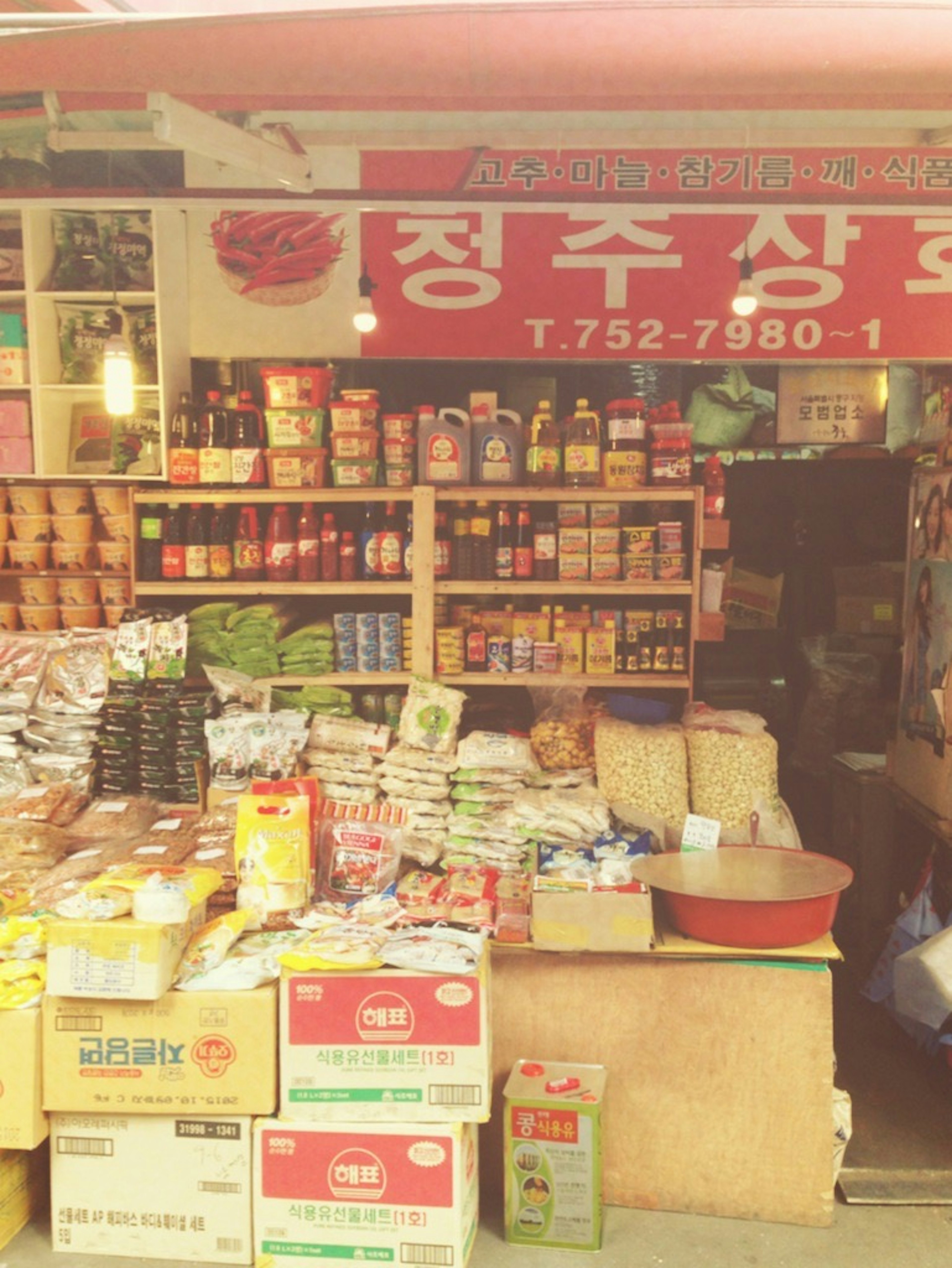 Fachada de una tienda tradicional coreana con varios alimentos exhibidos