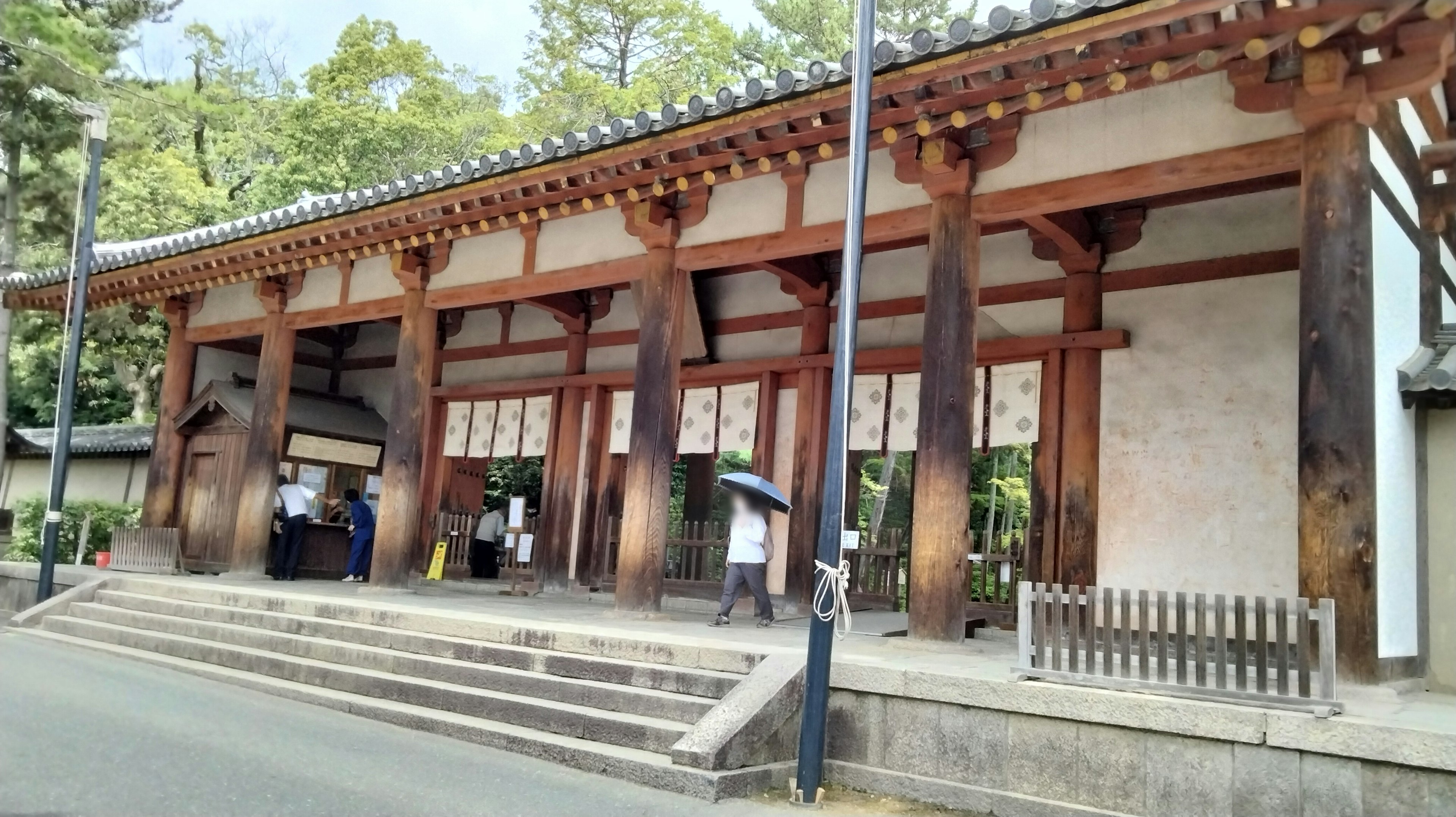 木造の伝統的な建物が見える風景