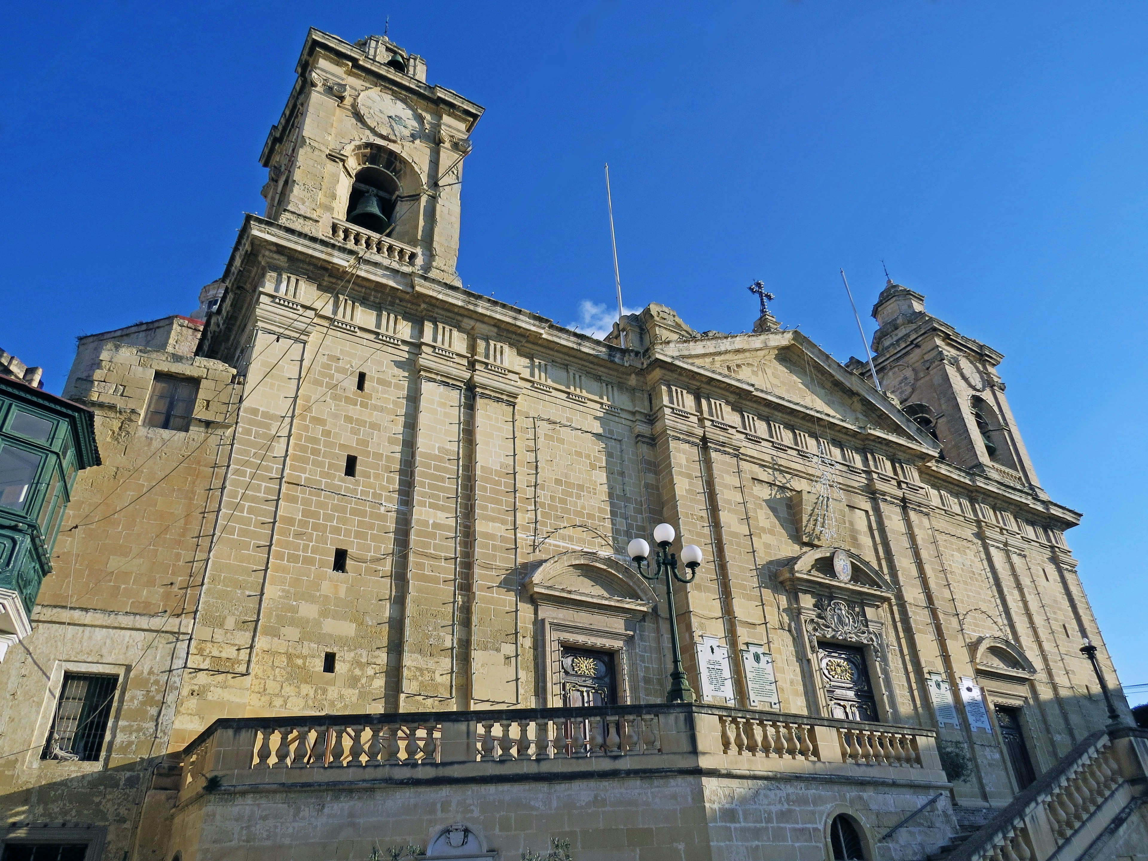 Magnifique extérieur d'église sous un ciel bleu avec une façade en pierre et des éléments décoratifs