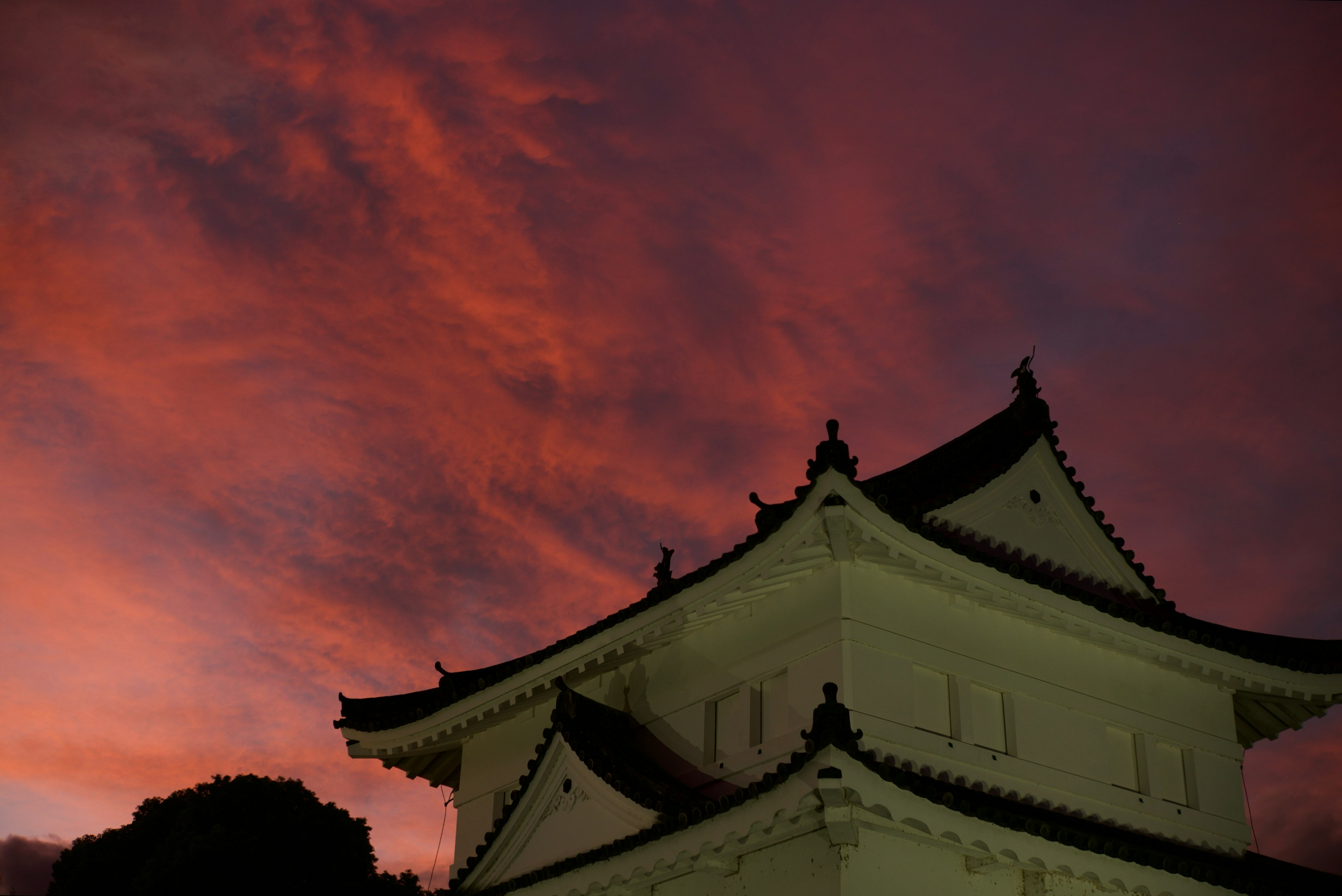 夕焼けの中に浮かぶ白い建物のシルエット