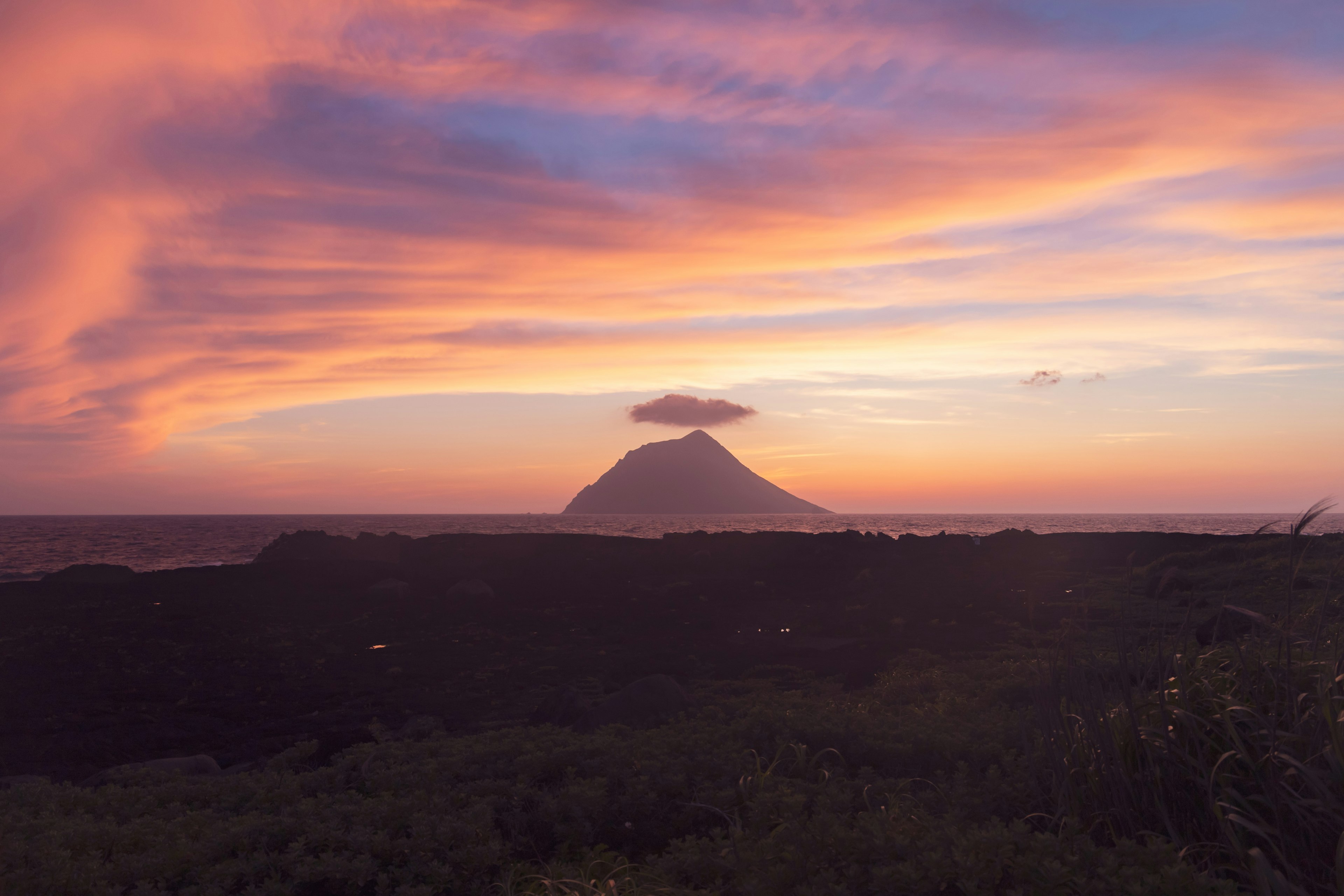 Paysage volcanique au coucher du soleil avec ciel coloré