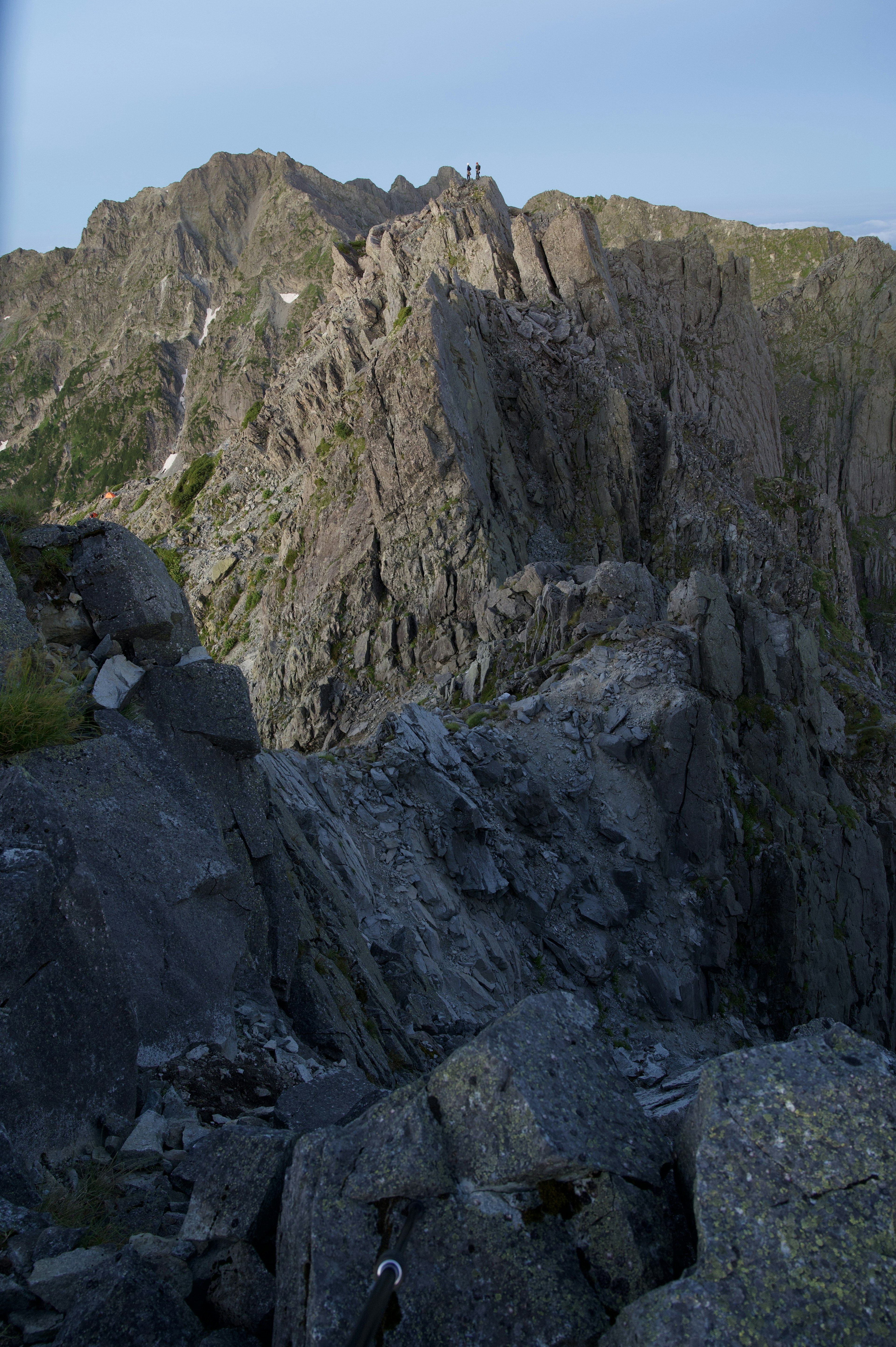 Un paysage de montagne accidenté avec des falaises abruptes et un terrain rocheux