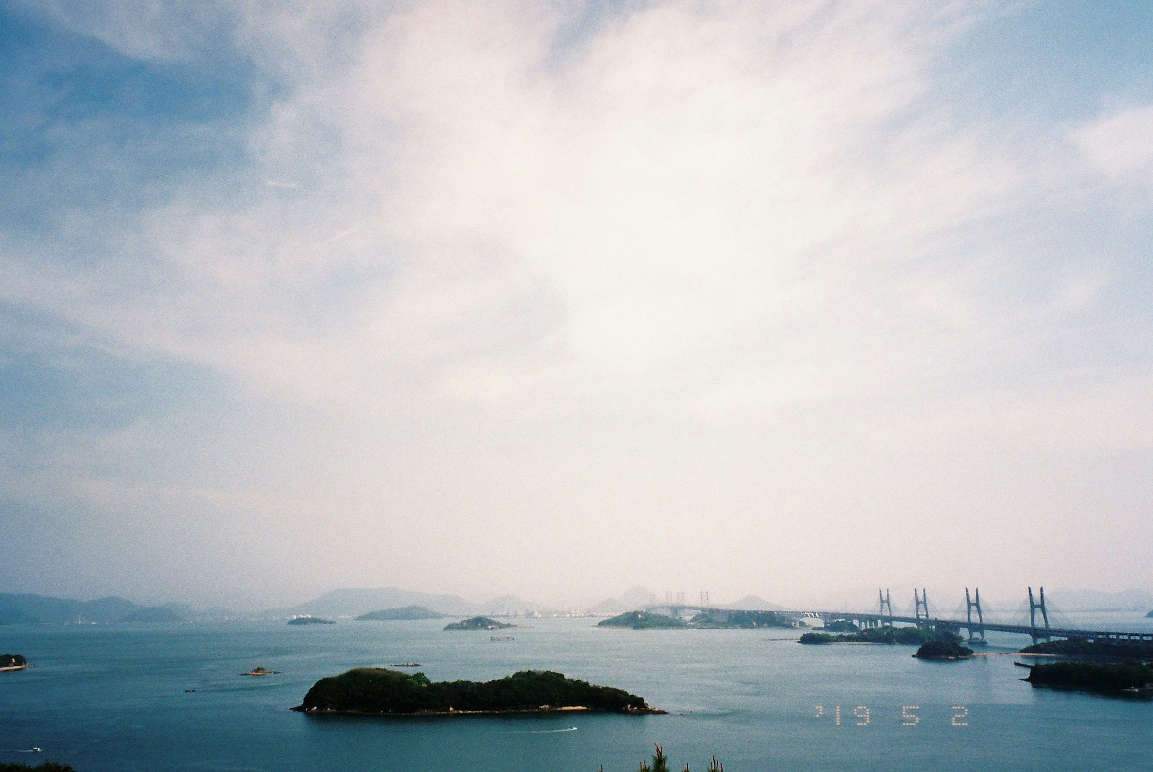 蓝色海洋和小岛的风景，天空多云