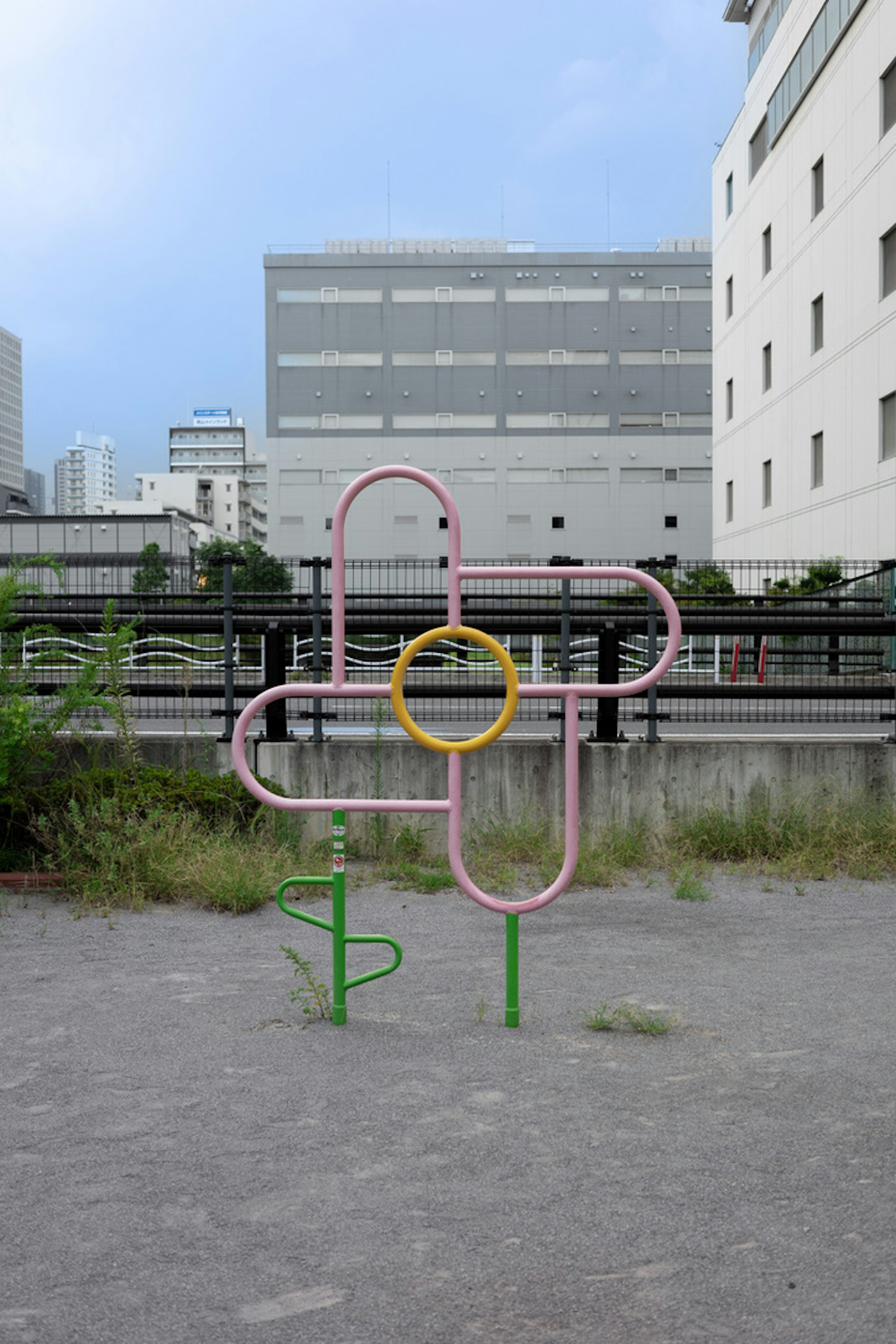 公園にあるカラフルな遊具の花の形のスチール構造