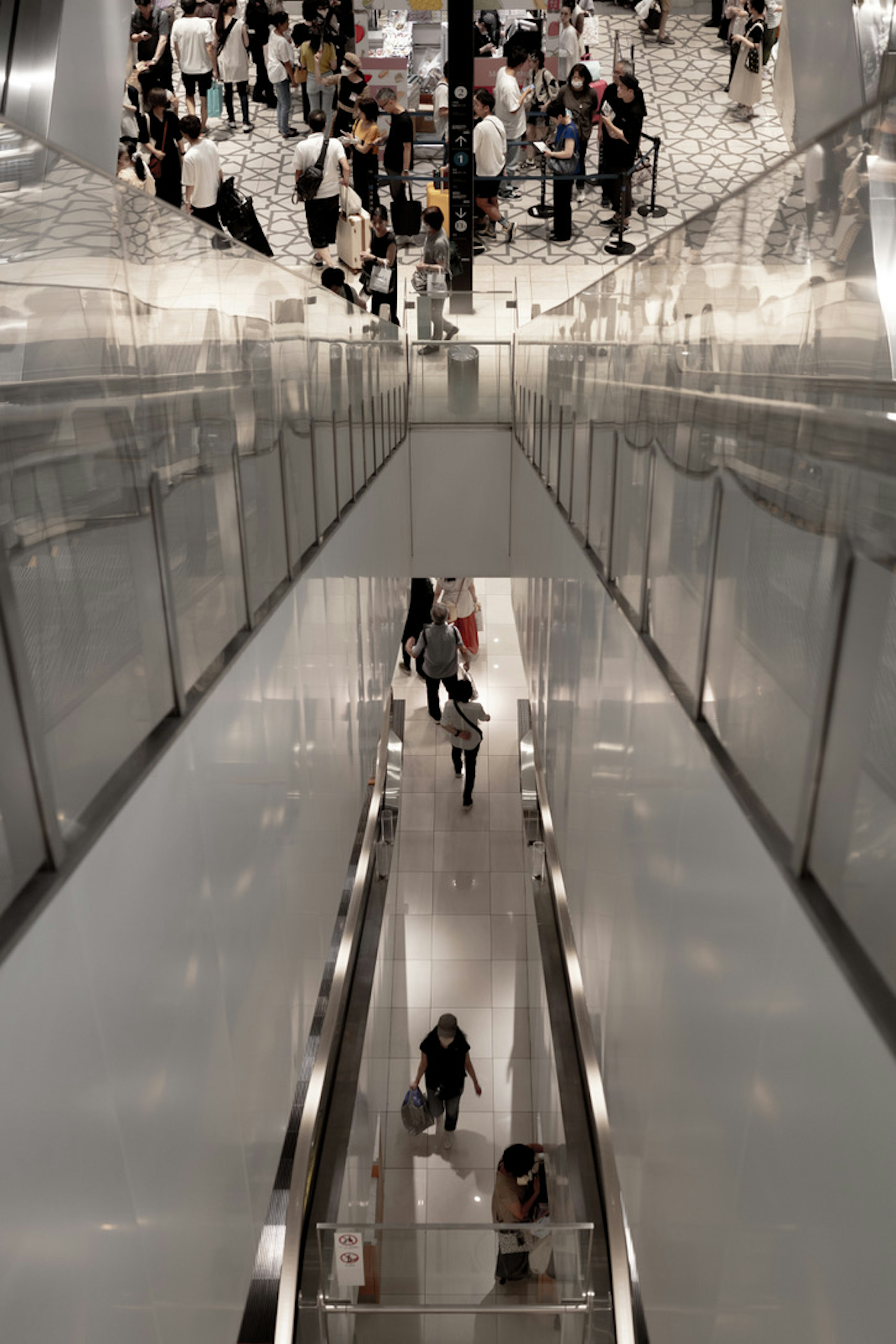 Vista de una escalera mecánica con gente abarrotada arriba