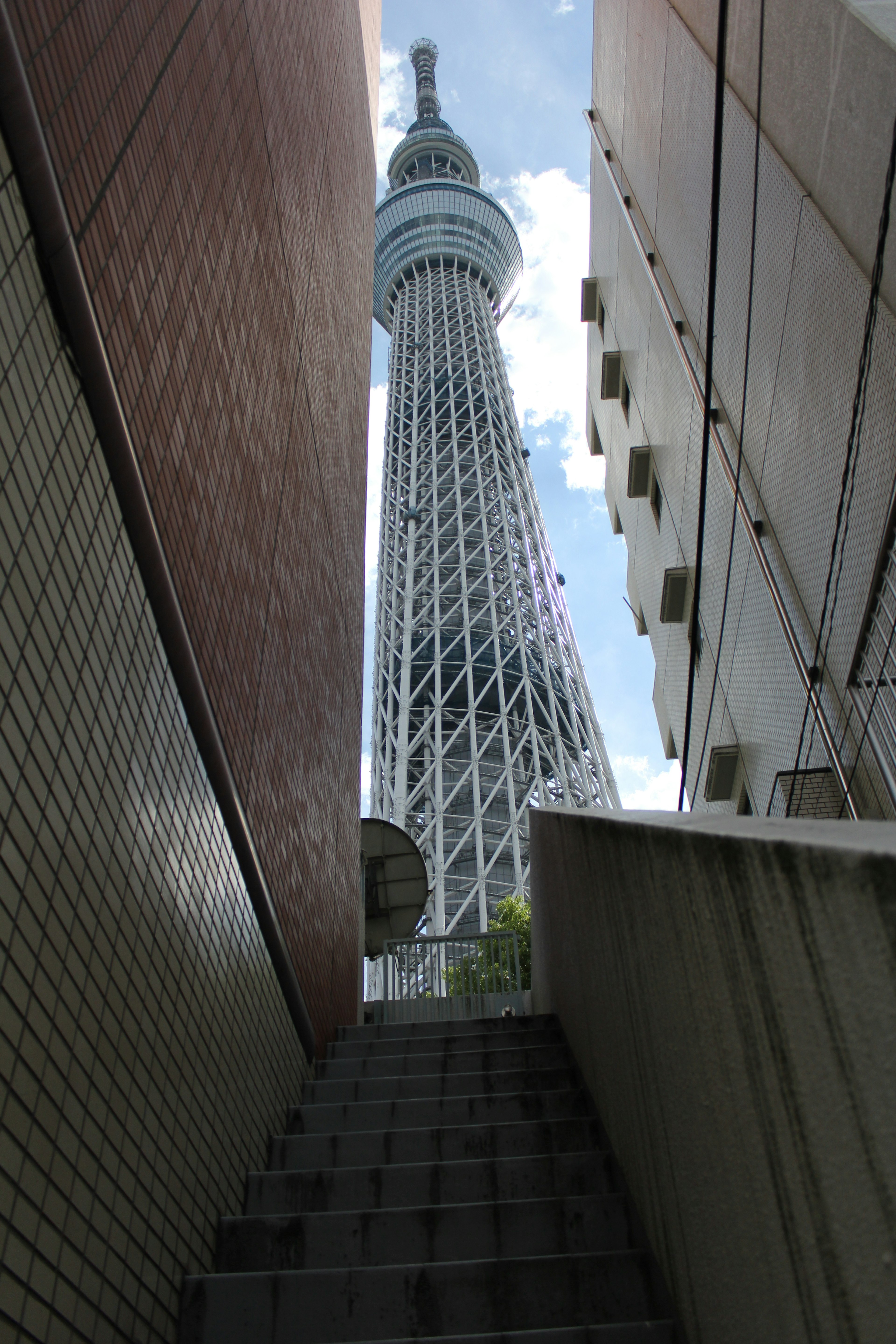 Cảnh Tokyo Skytree từ dưới lên với cầu thang dẫn lên