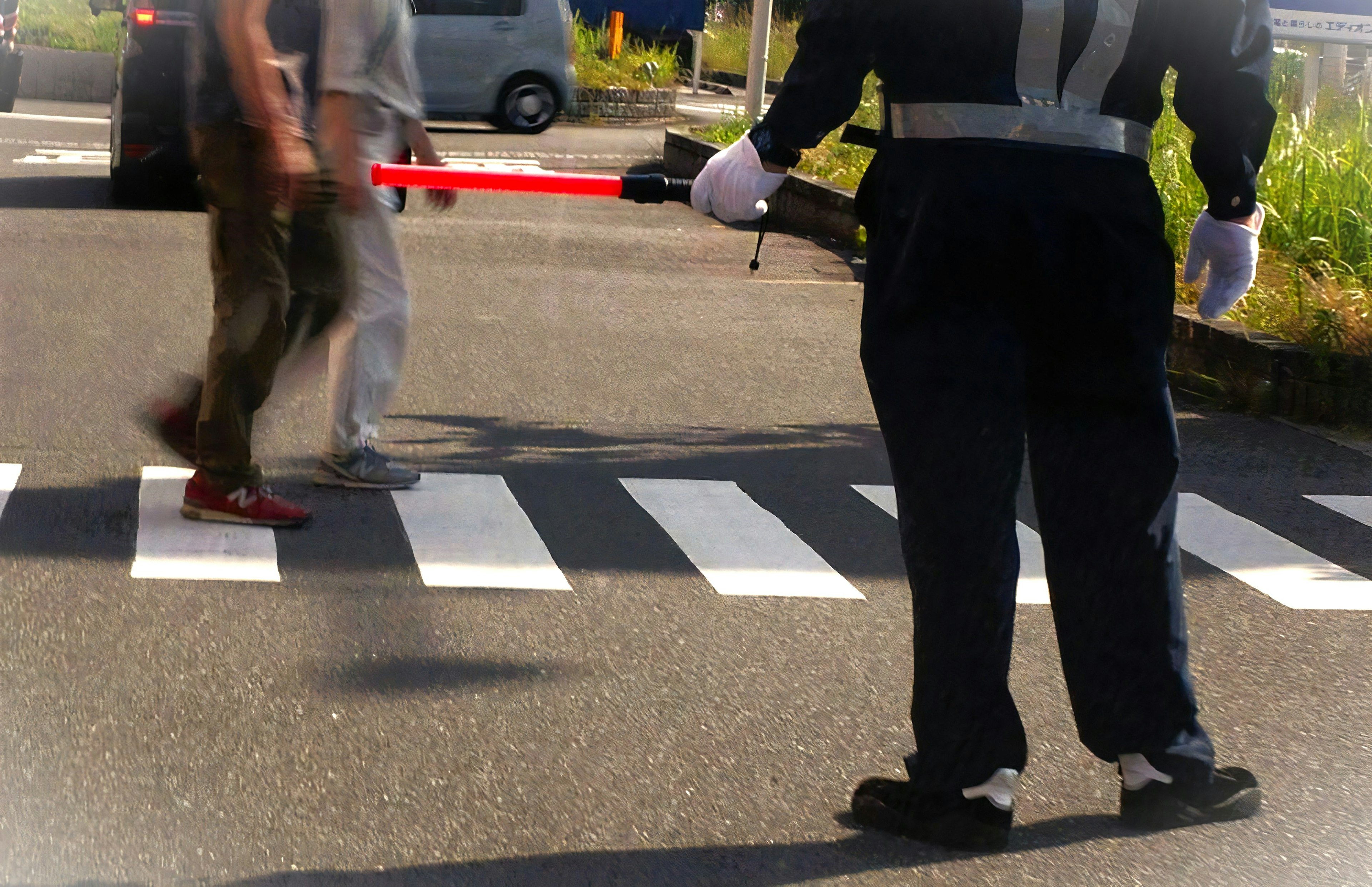 Oficial de tráfico dirigiendo a los peatones en un paso de cebra