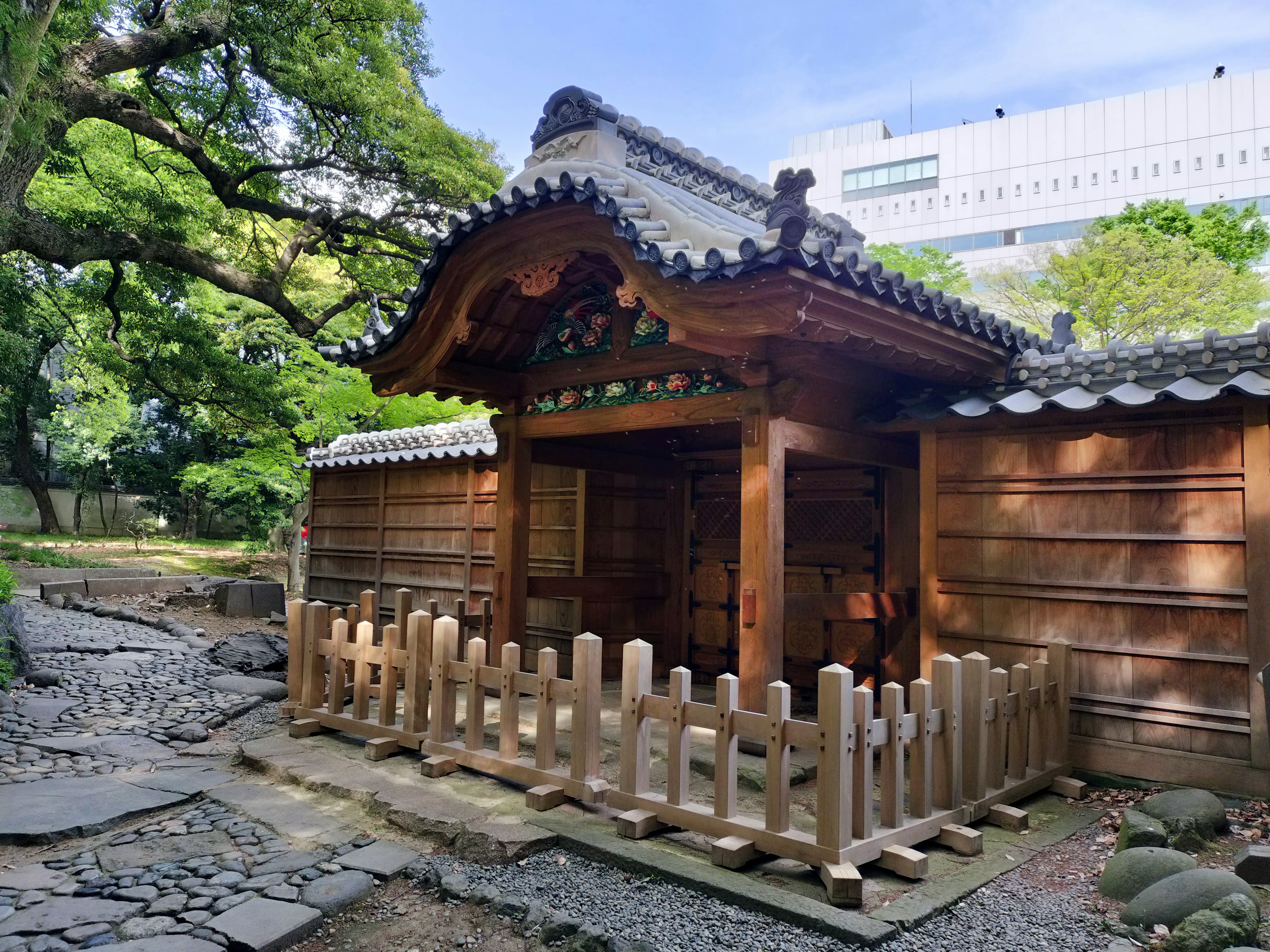 Rumah tradisional Jepang dari kayu di taman